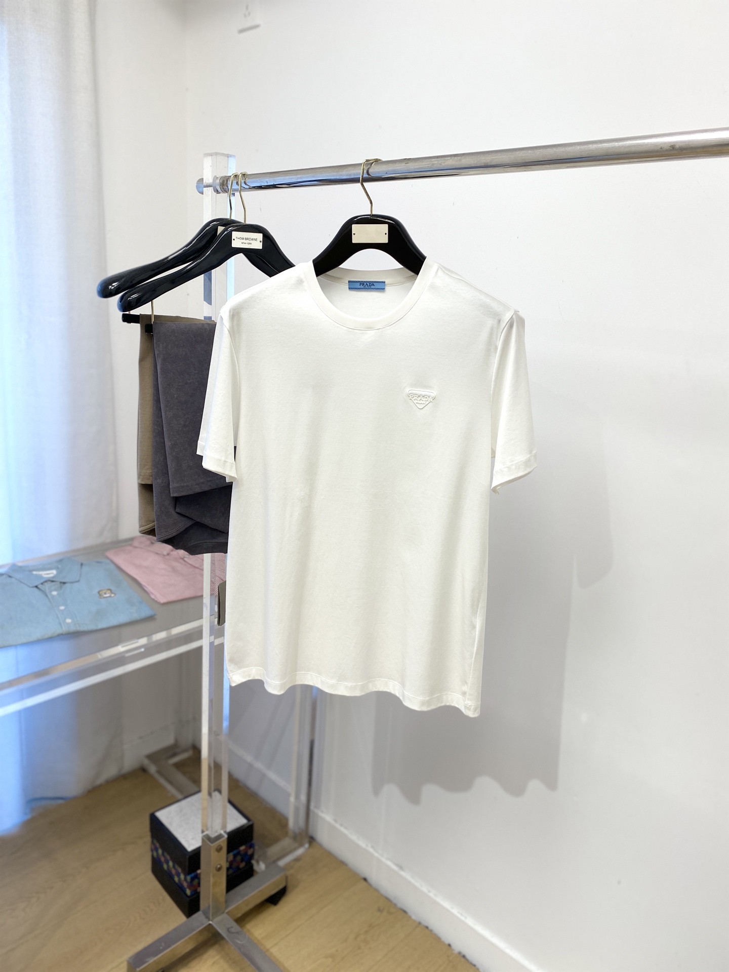 NO:476934,Prada, the latest short-sleeved T-shirt in 2025, handsome and fashionable, chest design concave and convex embroidered letter logo, simple and versatile style. The fabric cotton is not only crisp, maintains the trendy silhouette, but also comfortable to wear, and the yarn is more delicate, the number M-3XL, prada, T-shirt,tees, t-shirt,alexander wang19860909普拉达、2025最新款短袖T恤,帅气时尚,胸前设计凹凸刺绣字母logo,简约百搭款.面料棉 不仅挺括,保持潮流的廓形,又穿着舒适,纱织更细腻,码数M-3XL,,prada,T-shirt,tees，t-shirt,alexander wang,Men's clothing