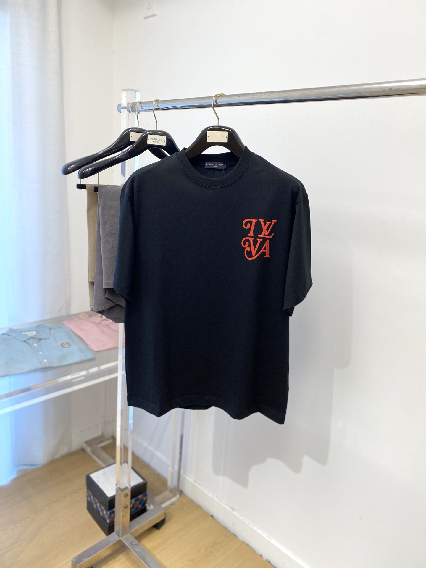 NO:478274,Louis Vuitton, the latest short-sleeved T-shirt in 2025, handsome and fashionable, top-grade printed letter logo on the chest, simple and versatile style. The fabric cotton is not only crisp, maintains the trendy silhouette, but also comfortable to wear, and the yarn is more delicate, the number M-XXL, louis vuitton, T-shirt,tees, t-shirt,alexander wang19860909路易威登、2025最新款短袖T恤,帅气时尚,胸前顶级印胶字母logo,简约百搭款.面料棉 不仅挺括,保持潮流的廓形,又穿着舒适,纱织更细腻,码数M-XXL,,louis vuitton,T-shirt,tees，t-shirt,alexander wang,Men's clothing