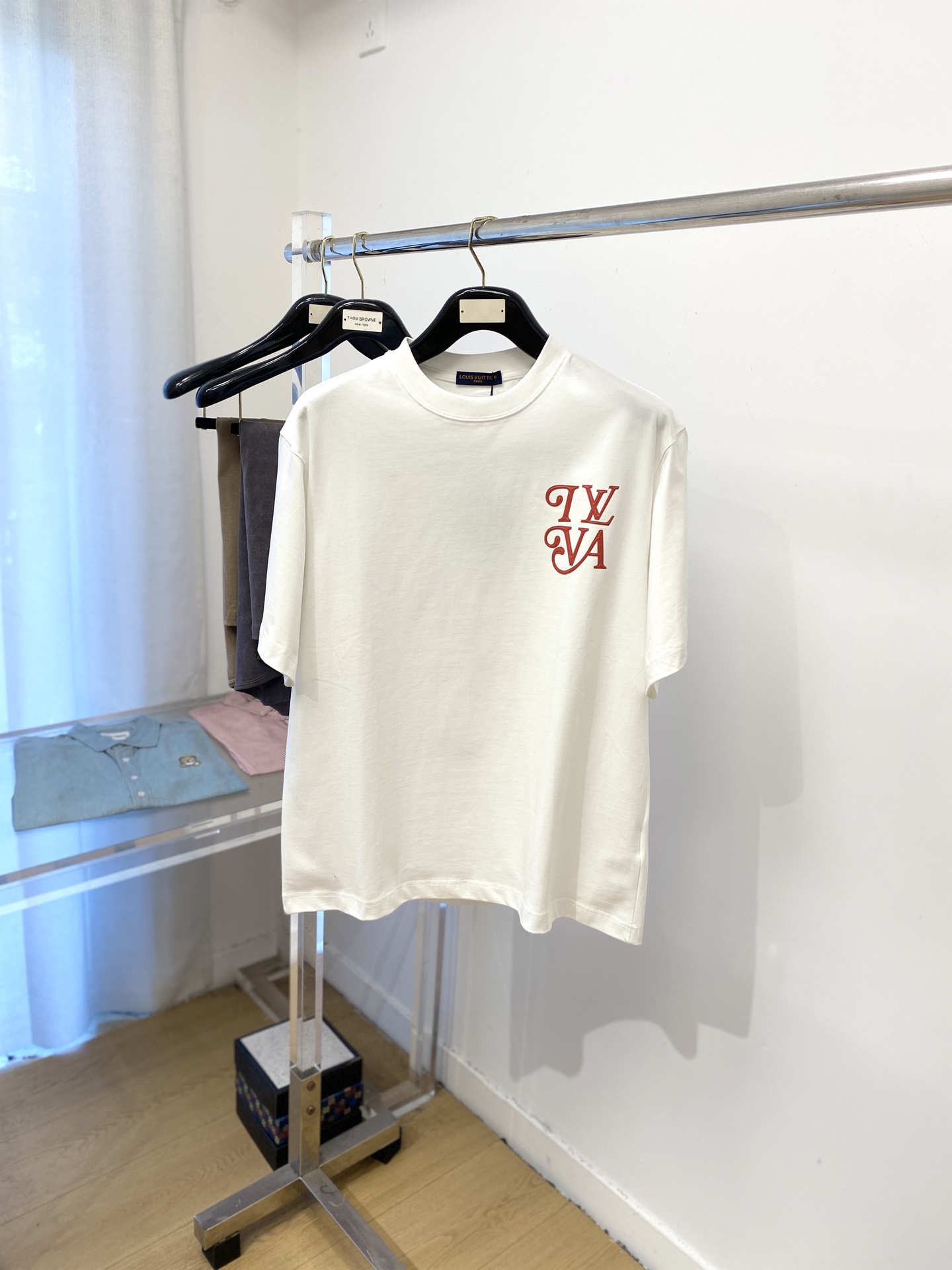 NO:478279,Louis Vuitton, the latest short-sleeved T-shirt in 2025, handsome and fashionable, top-grade printed letter logo on the chest, simple and versatile style. The fabric cotton is not only crisp, maintains the trendy silhouette, and is also comfortable to wear, and the yarn is more delicate, the number M-2XL, louis vuitton, T-shirt, tees, t-shirt, alexander wang19860909路易威登、2025最新款短袖T恤,帅气时尚,胸前顶级印胶字母logo,简约百搭款.面料棉 不仅挺括,保持潮流的廓形,又穿着舒适,纱织更细腻,码数M-2XL,,louis vuitton,T-shirt,tees，t-shirt,alexander wang,Men's clothing