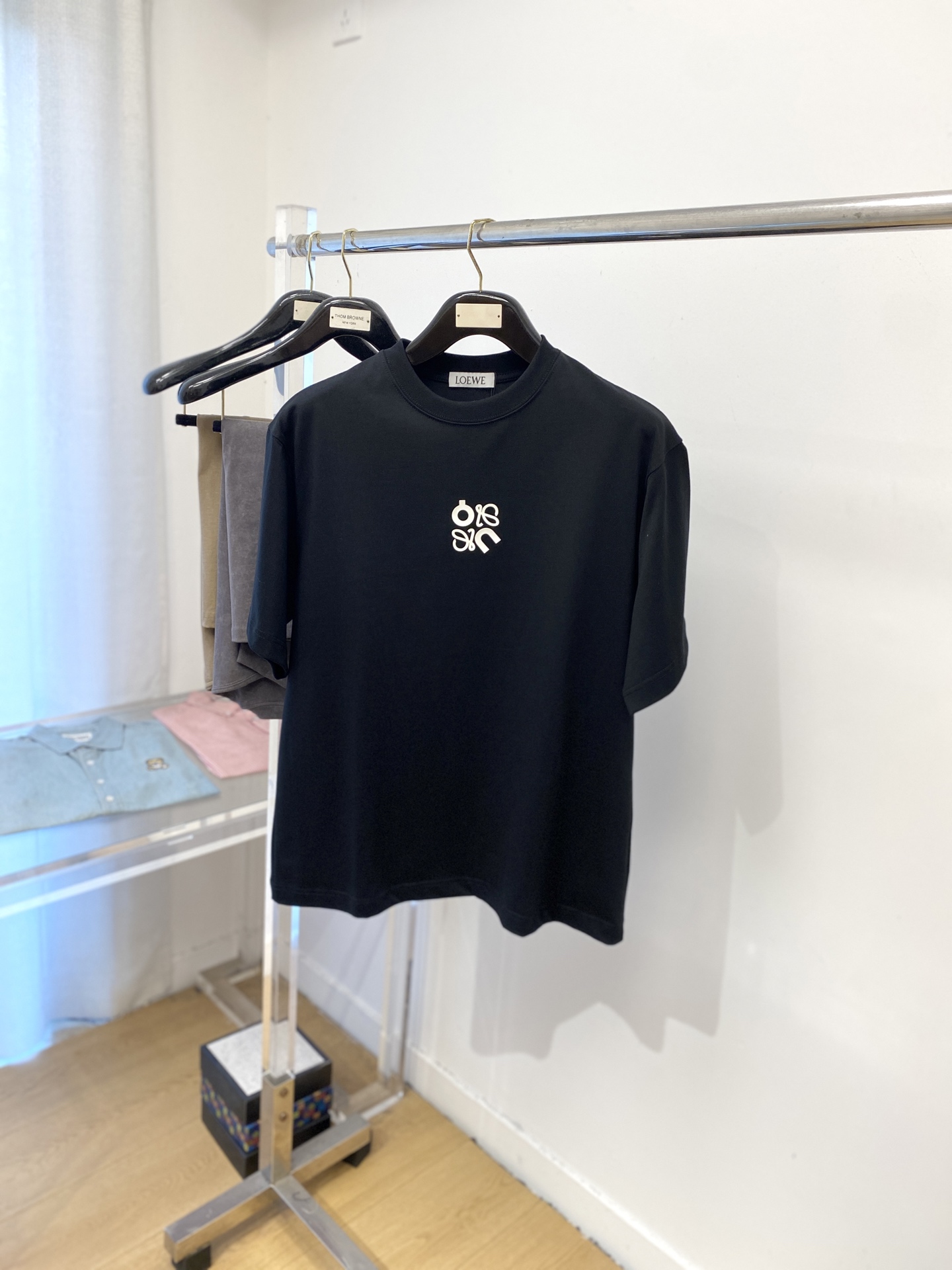 NO:478285,Luo Yiwei, the latest short-sleeved T-shirt in 2025, handsome and fashionable, top-grade glue-printed pattern logo on the chest, simple and versatile style. The fabric cotton is not only crisp, maintains the trendy silhouette, but also comfortable to wear, and the yarn is more delicate, the number M-2XL, loewe, T-shirt, tees, t-shirt, alexander wang19860909罗意威、2025最新款短袖T恤,帅气时尚,胸前顶级印胶图案logo,简约百搭款.面料棉 不仅挺括,保持潮流的廓形,又穿着舒适,纱织更细腻,码数M-2XL,,loewe,T-shirt,tees，t-shirt,alexander wang,Men's clothing