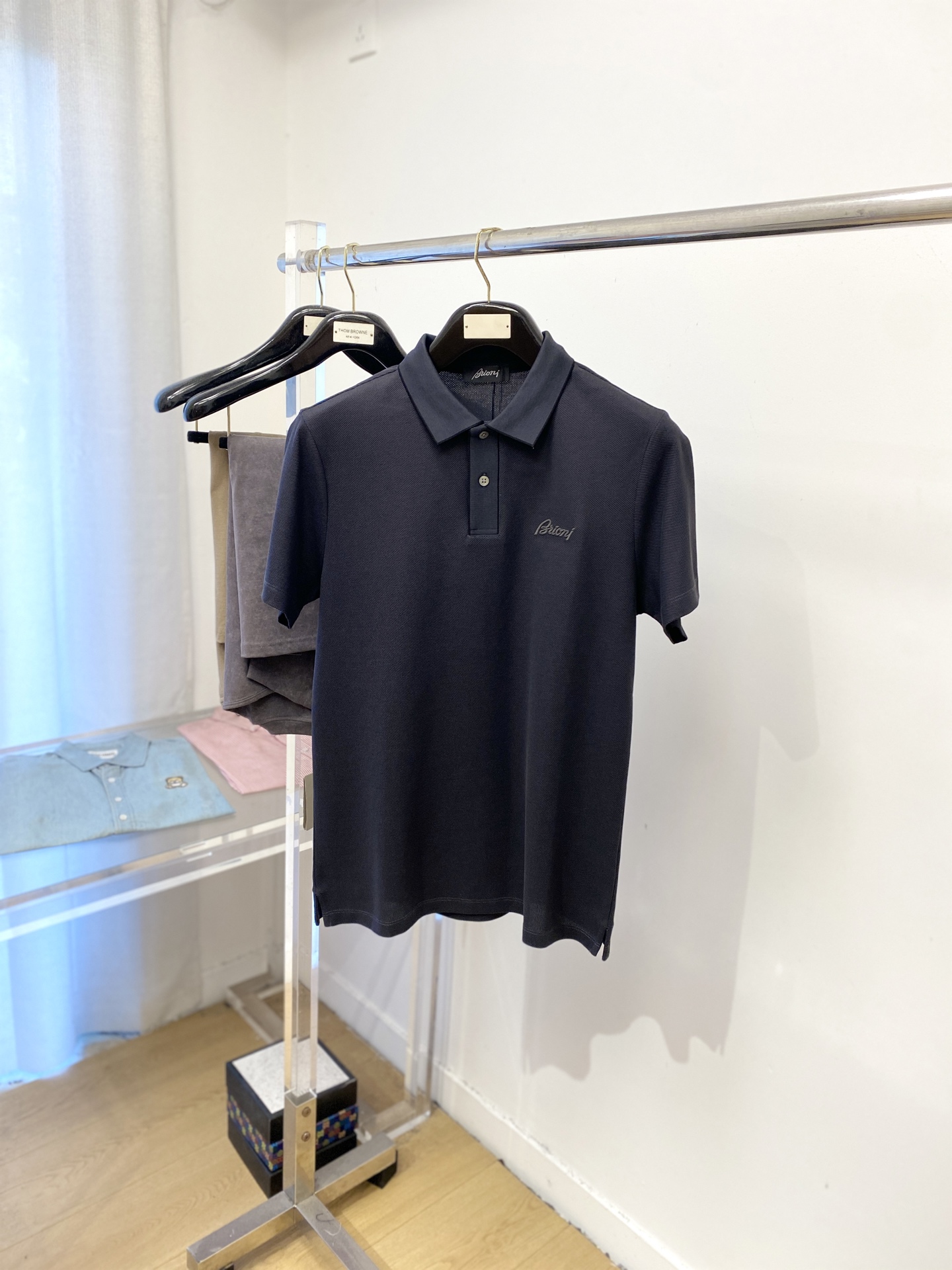 NO:497978,Buomi fashion brand, the latest short-sleeved T-shirt in 2025, handsome and fashionable, exquisite embroidered letter logo on the chest, simple and versatile style. The fabric cotton is not only crisp, maintains the trendy silhouette, but also comfortable to wear, and the yarn is more delicate, the number M-3XL, T-shirt,tees, t-shirt,alexander wang19860909Buomi 时尚潮牌、2025最新款短袖T恤,帅气时尚,胸前精致刺绣字母logo,简约百搭款.面料棉 不仅挺括,保持潮流的廓形,又穿着舒适,纱织更细腻,码数M-3XL,,T-shirt,tees，t-shirt,alexander wang,Men's clothing