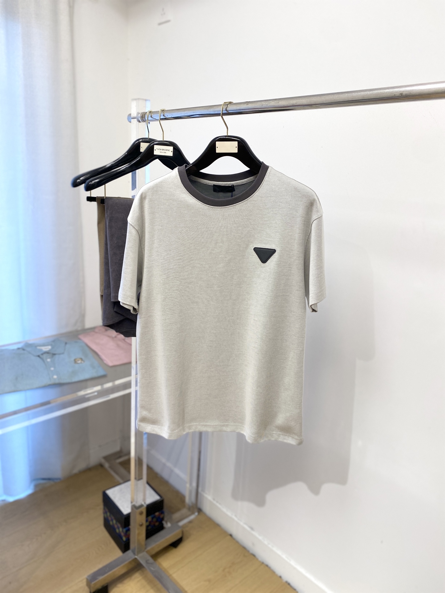 NO:497986,Prada, the latest short-sleeved T-shirt in 2025, handsome and fashionable, chest embroidery decorative pattern logo, simple and versatile style. Fabric cotton is not only crisp, maintains a fashionable silhouette, but also comfortable to wear, and the yarn is more delicate, S-XXL, prada, T-shirt, tees, t-shirt, alexander wang19860909普拉达、2025最新款短袖T恤,帅气时尚,胸前刺绣装饰图案logo,简约百搭款.面料棉 不仅挺括,保持潮流的廓形,又穿着舒适,纱织更细腻,码数S-XXL,,prada,T-shirt,tees，t-shirt,alexander wang,Men's clothing