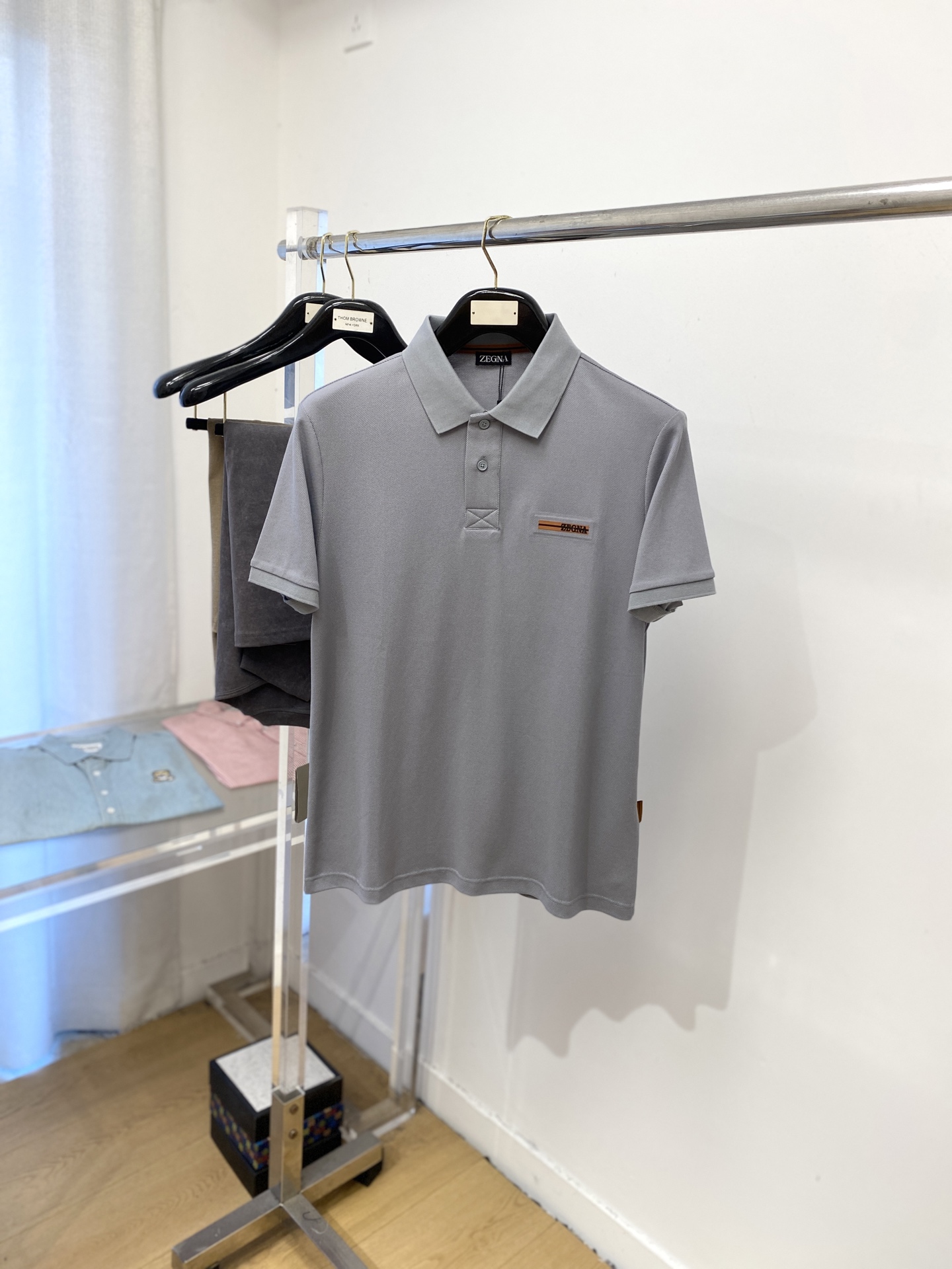 NO:478303,Zenia, the latest short-sleeved T-shirt in 2025, handsome and fashionable, chest design, bump-printed letter logo, simple and versatile style. Fabric cotton is not only crisp, maintains a fashionable silhouette, but also comfortable to wear, and the yarn is more delicate, the number M-3XL, zegna, T-shirt, tees, t-shirt, alexander wang19860909杰尼亚、2025最新款短袖T恤,帅气时尚,胸前设计凹凸印胶字母logo,简约百搭款.面料棉 不仅挺括,保持潮流的廓形,又穿着舒适,纱织更细腻,码数M-3XL,,zegna,T-shirt,tees，t-shirt,alexander wang,Men's clothing