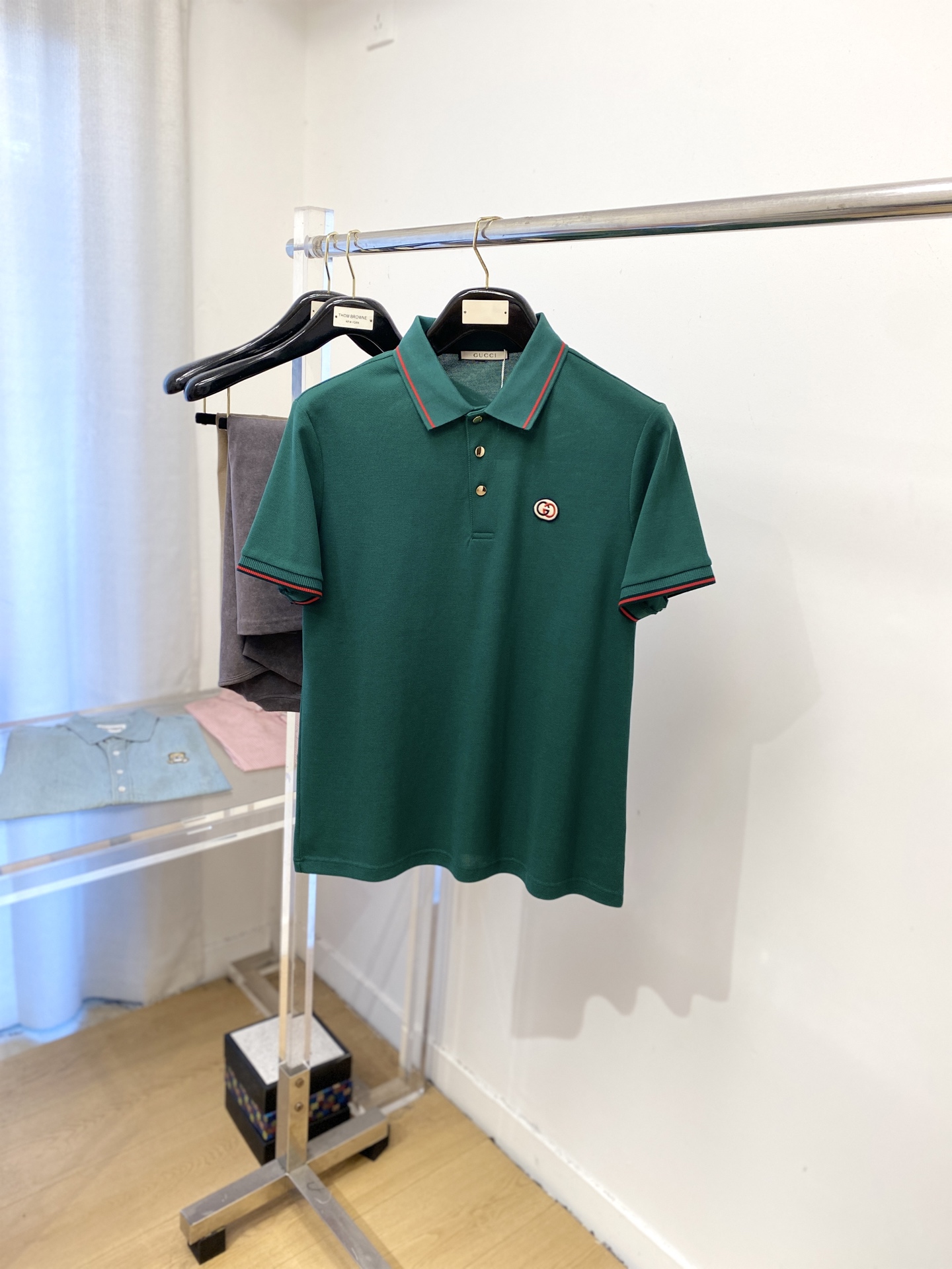 NO:478323,Guqi, the latest short-sleeved T-shirt in 2025, handsome and fashionable, exquisite embroidered letter logo on the chest, simple and versatile style. The fabric cotton is not only crisp, maintains the trendy silhouette, but also comfortable to wear, and the yarn is more delicate, the number M-3XL, T-shirt,tees, t-shirt,alexander wang19860909古奇、2025最新款短袖T恤,帅气时尚,胸前精致刺绣字母logo,简约百搭款.面料棉 不仅挺括,保持潮流的廓形,又穿着舒适,纱织更细腻,码数M-3XL,,T-shirt,tees，t-shirt,alexander wang,Men's clothing