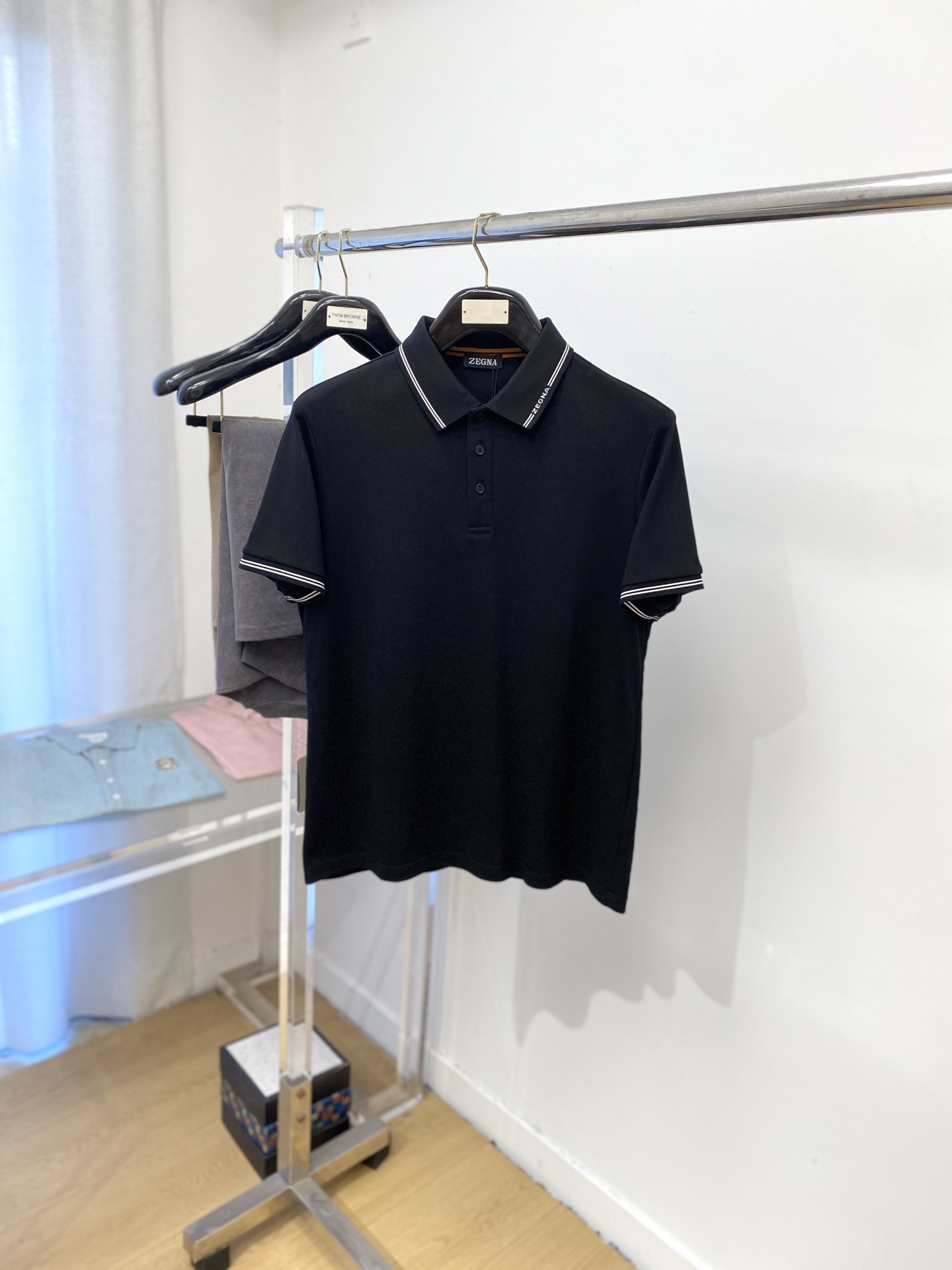 NO:478338,Zenia, the latest short-sleeved T-shirt in 2025, handsome and fashionable, exquisite embroidered letter logo in collar, simple and versatile style. Fabric cotton is not only crisp, maintains a fashionable silhouette, but also comfortable to wear, and the yarn is more delicate, the number M-3XL, zegna, T-shirt, tees, t-shirt, alexander wang19860909杰尼亚、2025最新款短袖T恤,帅气时尚,衣领精致刺绣字母logo,简约百搭款.面料棉 不仅挺括,保持潮流的廓形,又穿着舒适,纱织更细腻,码数M-3XL,,zegna,T-shirt,tees，t-shirt,alexander wang,Men's clothing