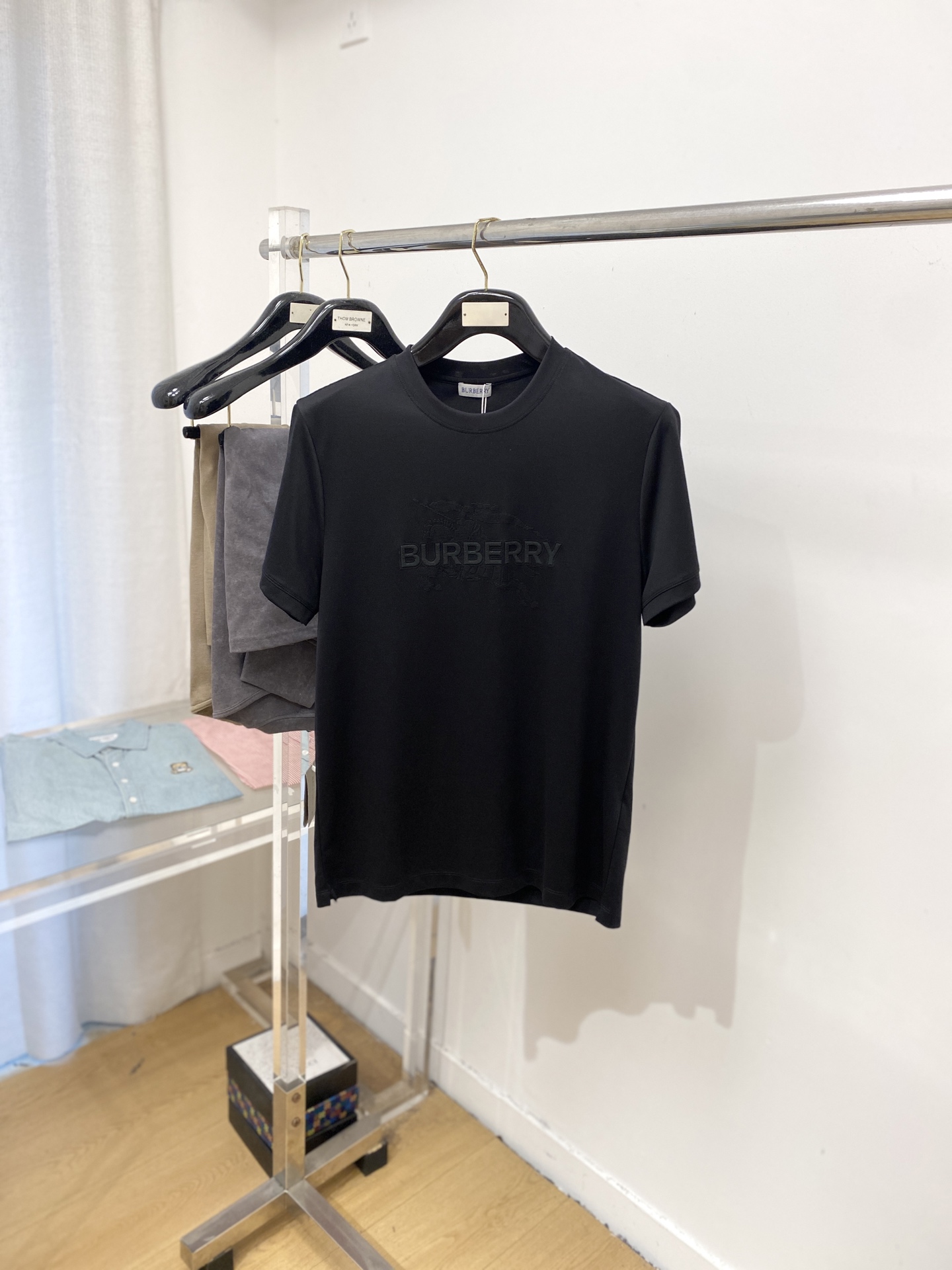 NO:495048,Burberry, the latest short-sleeved T-shirt, handsome and fashionable, top-grade printed letter pattern logo on the chest, simple and versatile style. Fabric cotton is not only crisp, maintains a fashionable silhouette, but also comfortable to wear, and the yarn is more delicate, the number M-3XL, burberry, T-shirt, tees, t-shirt, alexander wang19860909巴宝莉、最新款短袖T恤,帅气时尚,胸前顶级印胶字母图案logo,简约百搭款.面料棉 不仅挺括,保持潮流的廓形,又穿着舒适,纱织更细腻,码数M-3XL,,burberry,T-shirt,tees，t-shirt,alexander wang,Men's clothing