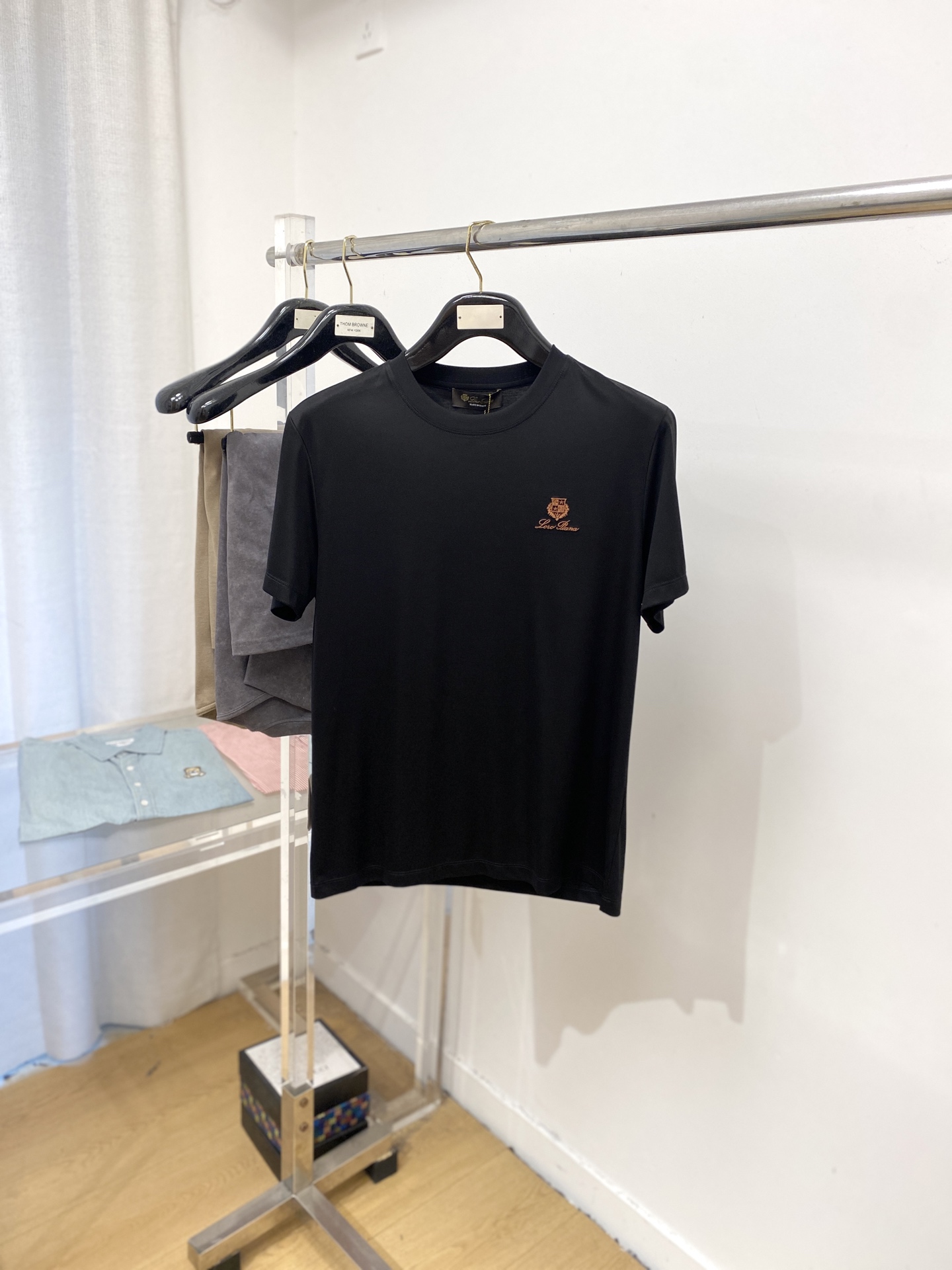 NO:495046,LP, the latest short-sleeved T-shirt, handsome and fashionable, exquisite embroidered letter pattern logo on the chest, simple and versatile style. Fabric cotton is not only crisp, maintains a fashionable silhouette, and is comfortable to wear, and the yarn is more delicate. The number of codes M-3XL, loro piana, T-shirt, tees, t-shirt, alexander wang19860909LP、最新款短袖T恤,帅气时尚,胸前精致刺绣字母图案logo,简约百搭款.面料棉 不仅挺括,保持潮流的廓形,又穿着舒适,纱织更细腻,码数M-3XL,,loro piana,T-shirt,tees，t-shirt,alexander wang,Men's clothing