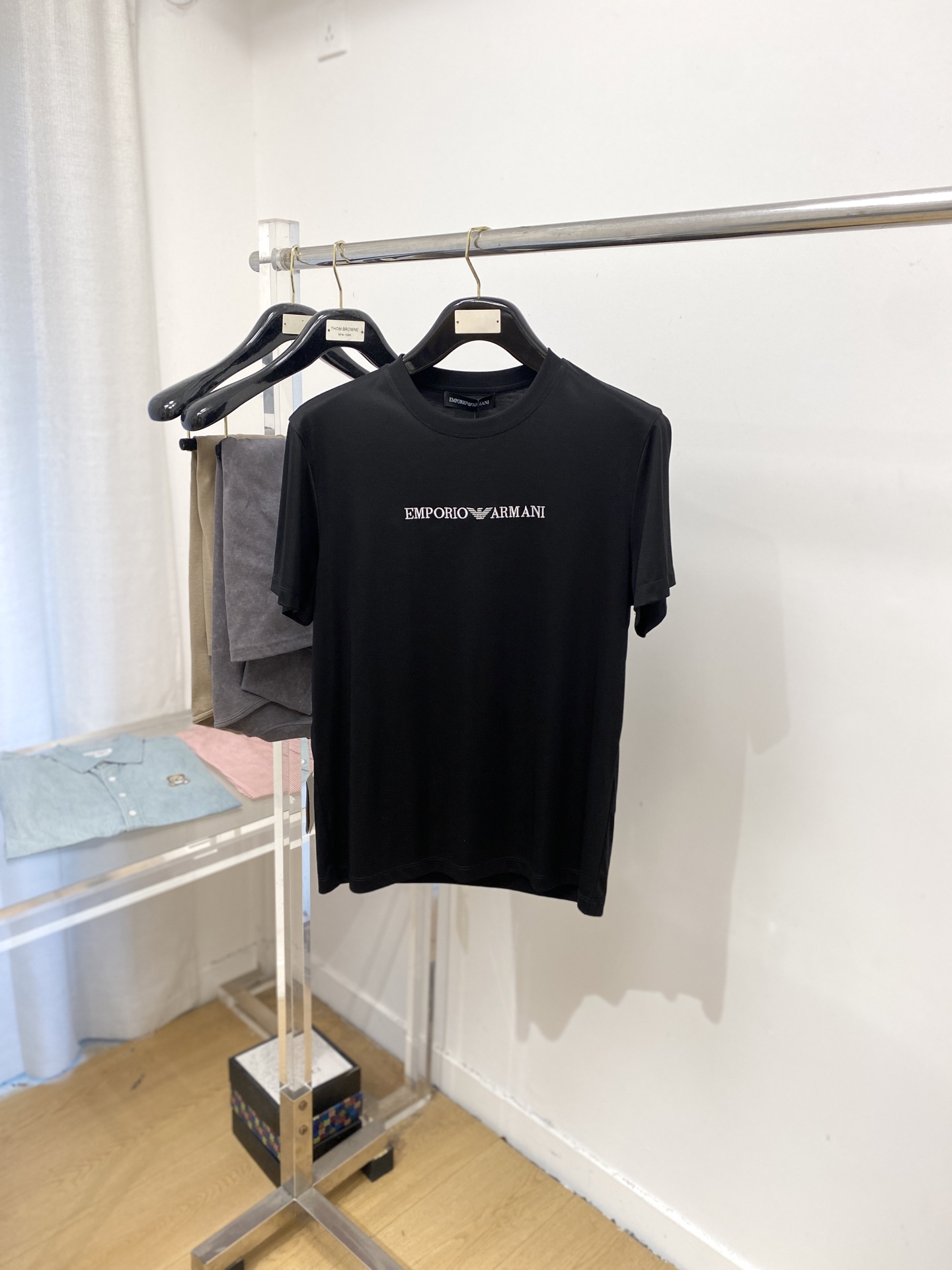 NO:495052,Armani, the latest short-sleeved T-shirt, handsome and fashionable, exquisite embroidered letter pattern logo on the chest, simple and versatile style. The fabric cotton is not only crisp, maintains the trendy silhouette, but also comfortable to wear, and the yarn is more delicate, the number M-3XL,,armani, T-shirt,tees, t-shirt,alexander wang19860909阿玛尼、最新款短袖T恤,帅气时尚,胸前精致刺绣字母图案logo,简约百搭款.面料棉 不仅挺括,保持潮流的廓形,又穿着舒适,纱织更细腻,码数M-3XL,,armani,T-shirt,tees，t-shirt,alexander wang,Men's clothing