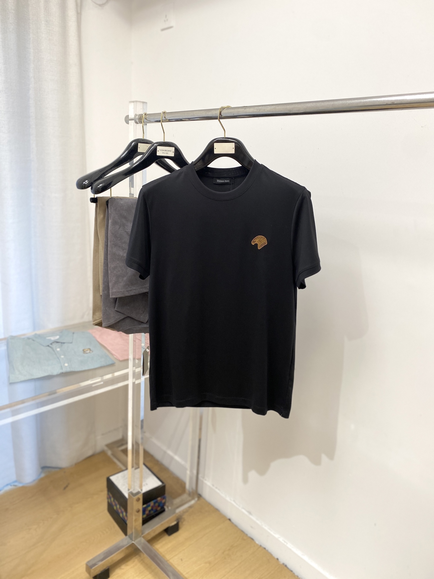 NO:495059,Stephen, the latest short-sleeved T-shirt, handsome and fashionable, exquisite embroidered pattern logo on the chest, simple and versatile style. The fabric cotton is not only crisp, maintains the trendy silhouette, but also comfortable to wear, and the yarn is more delicate, the number M-3XL, T-shirt,tees, t-shirt,alexander wang19860909斯蒂芬、最新款短袖T恤,帅气时尚,胸前精致刺绣图案logo,简约百搭款.面料棉 不仅挺括,保持潮流的廓形,又穿着舒适,纱织更细腻,码数M-3XL,,T-shirt,tees，t-shirt,alexander wang,Men's clothing