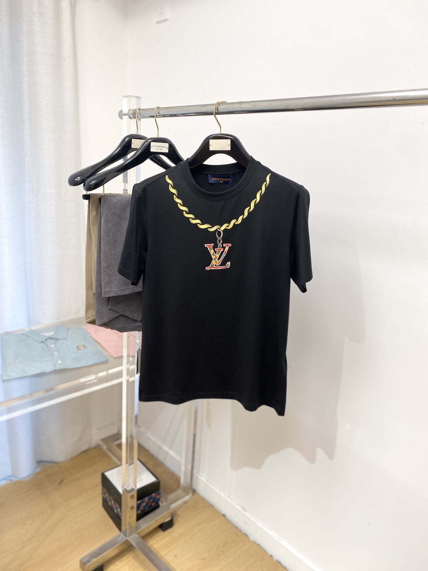 NO:495072,Louis Vuitton, the latest short-sleeved T-shirt, handsome and fashionable, top printed letter logo on the chest, simple and versatile. Fabric cotton is not only crisp, maintains the trendy silhouette, and is also comfortable to wear, with more delicate yarn. The number of digits M-3XL, louis vuitton, T-shirt,tees, t-shirt,alexander wang19860909路易威登、最新款短袖T恤,帅气时尚,胸前顶级印花字母logo,简约百搭款.面料棉 不仅挺括,保持潮流的廓形,又穿着舒适,纱织更细腻,码数M-3XL,,louis vuitton,T-shirt,tees，t-shirt,alexander wang,Men's clothing