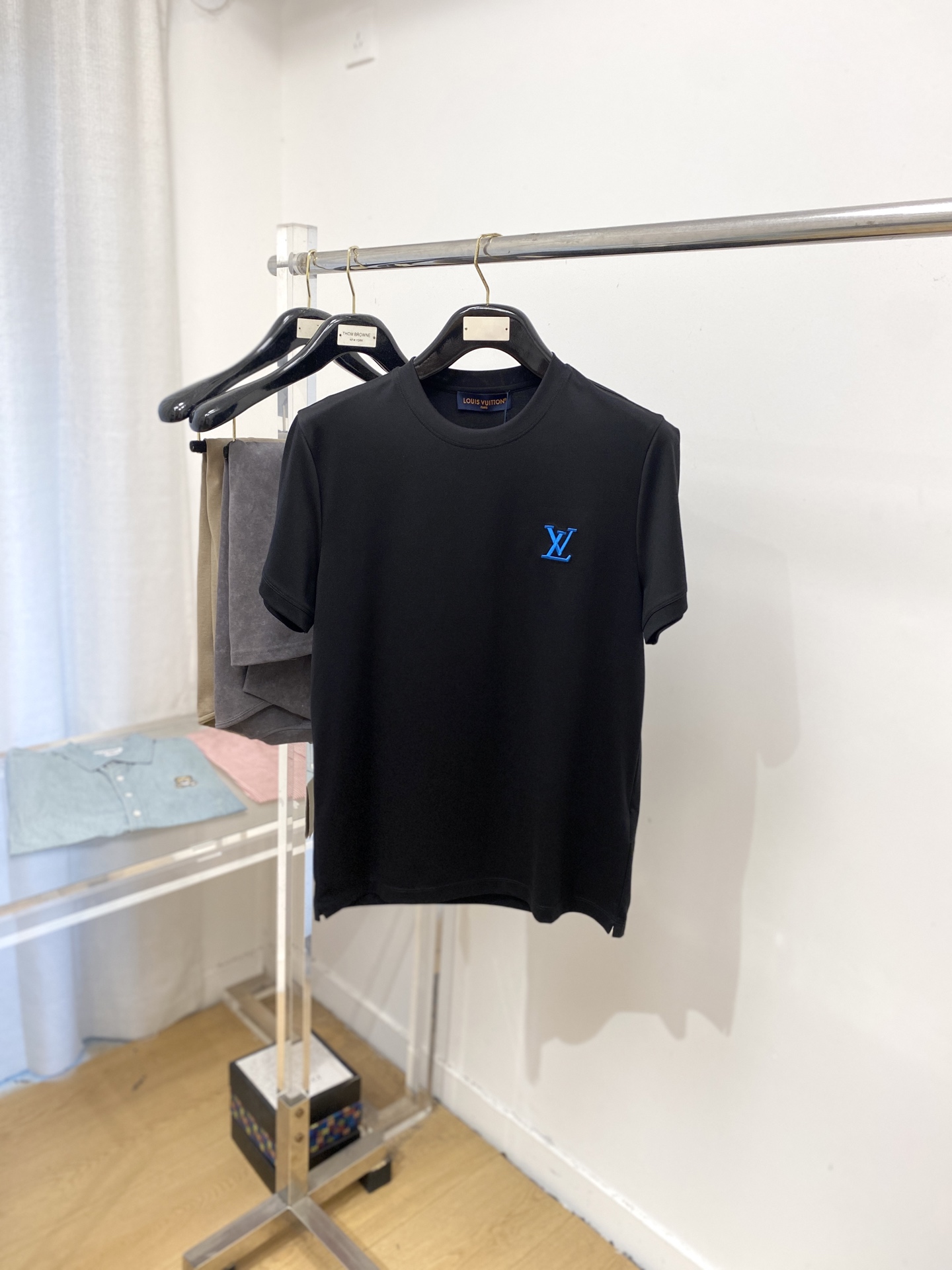 NO:495078,Louis Vuitton, the latest short-sleeved T-shirt, handsome and fashionable, exquisite embroidered letter logo on the chest, simple and versatile style. The fabric cotton is not only crisp, maintains the trendy silhouette, and is also comfortable to wear, and the yarn is more delicate, the number M-3XL, louis vuitton, T-shirt, tees, t-shirt, alexander wang19860909路易威登、最新款短袖T恤,帅气时尚,胸前精致刺绣字母logo,简约百搭款.面料棉 不仅挺括,保持潮流的廓形,又穿着舒适,纱织更细腻,码数M-3XL,,louis vuitton,T-shirt,tees，t-shirt,alexander wang,Men's clothing