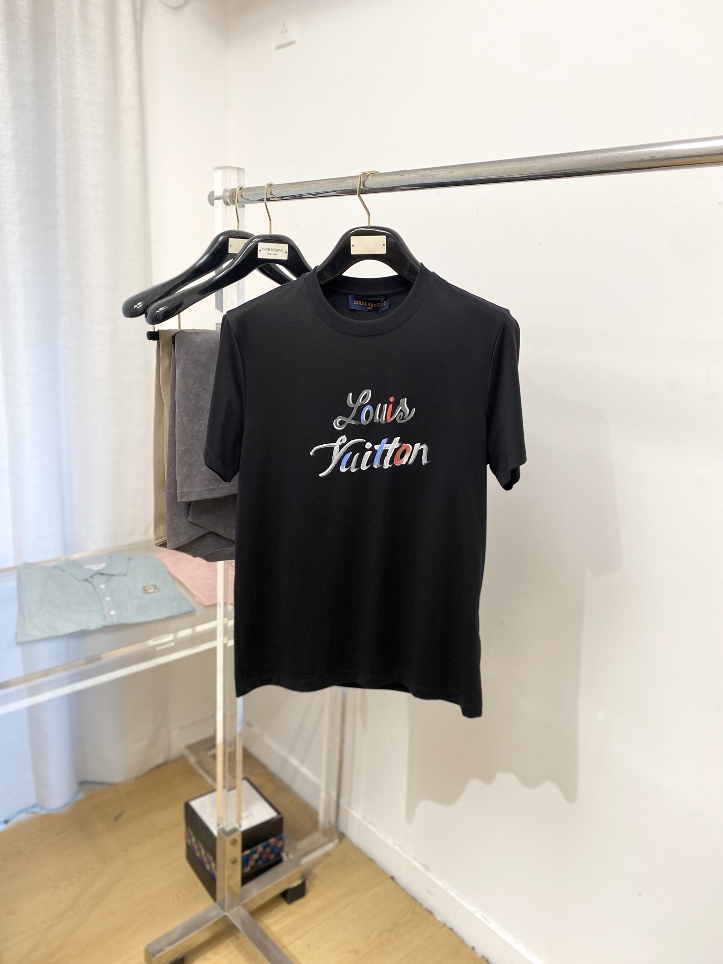 NO:495084,Louis Vuitton, the latest short-sleeved T-shirt, handsome and fashionable, top printed letter logo on the chest, simple and versatile. Fabric cotton is not only crisp, maintains the trendy silhouette, and is also comfortable to wear, with more delicate yarn. The number of digits M-3XL, louis vuitton, T-shirt,tees, t-shirt,alexander wang19860909路易威登、最新款短袖T恤,帅气时尚,胸前顶级印花字母logo,简约百搭款.面料棉 不仅挺括,保持潮流的廓形,又穿着舒适,纱织更细腻,码数M-3XL,,louis vuitton,T-shirt,tees，t-shirt,alexander wang,Men's clothing