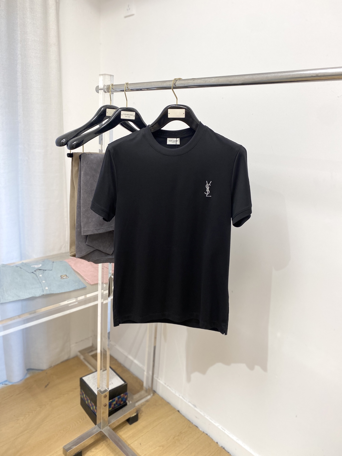 NO:495090,YSL Saint Laurent, the latest short-sleeved T-shirt, handsome and fashionable, exquisite embroidered letter logo on the chest, simple and versatile style. Fabric cotton is not only crisp, maintains the trendy silhouette, and is also comfortable to wear, and the yarn is more delicate. The number M-3XL, saint laurent, saint laurent, T-shirt, tees, t-shirt, alexander wang19860909YSL 圣罗兰、最新款短袖T恤,帅气时尚,胸前精致刺绣字母logo,简约百搭款.面料棉 不仅挺括,保持潮流的廓形,又穿着舒适,纱织更细腻,码数M-3XL,,saint laurent,saint laurent,T-shirt,tees，t-shirt,alexander wang,Men's clothing