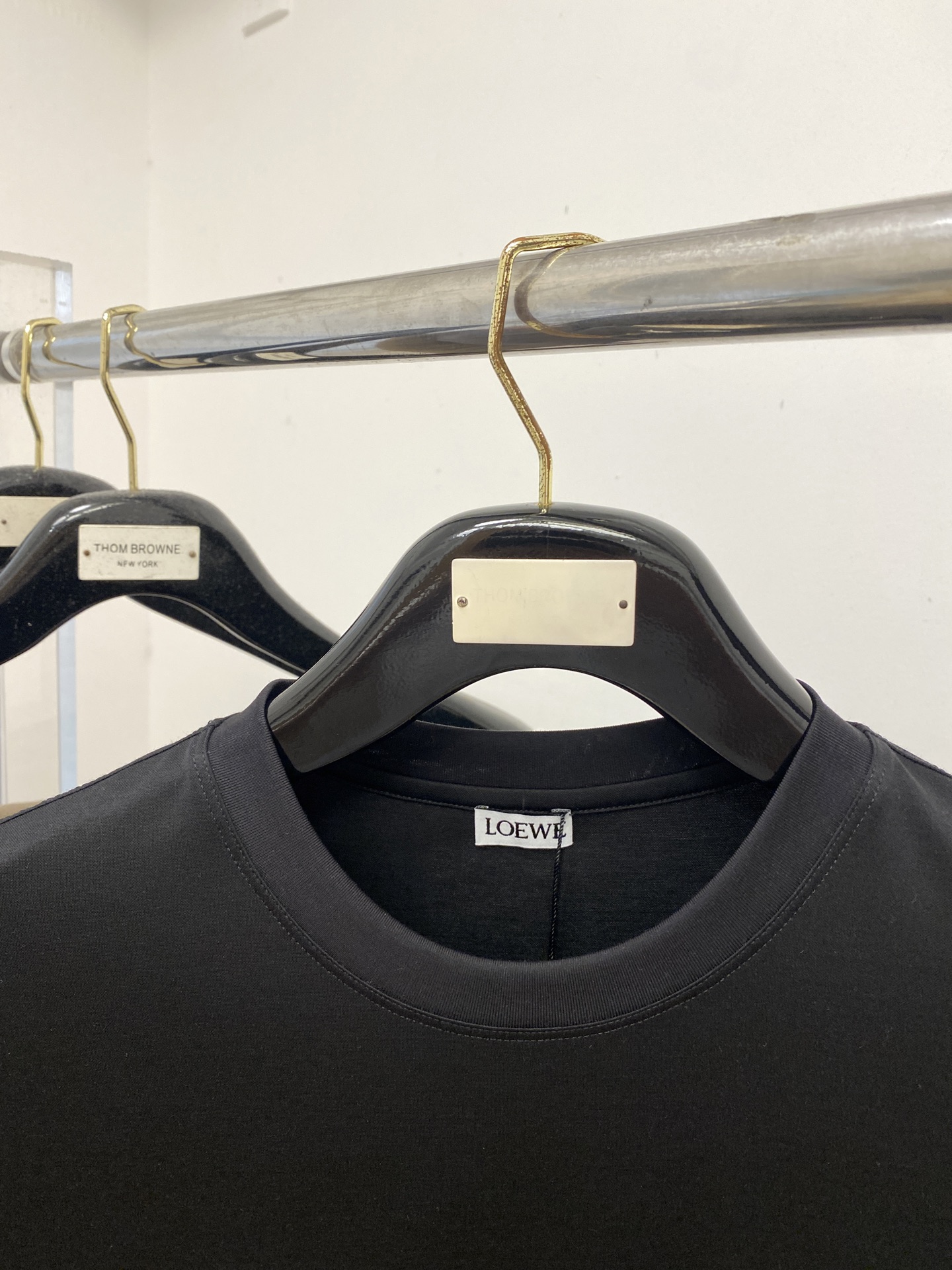 NO:495096,Luo Yiwei, the latest short-sleeved T-shirt, handsome and fashionable, exquisite embroidered pattern logo on the chest, simple and versatile style. The fabric cotton is not only crisp, maintains the trendy silhouette, but also comfortable to wear, and the yarn is more delicate, the number M-3XL, loewe, T-shirt, tees, t-shirt, alexander wang19860909罗意威、最新款短袖T恤,帅气时尚,胸前精致刺绣图案logo,简约百搭款.面料棉 不仅挺括,保持潮流的廓形,又穿着舒适,纱织更细腻,码数M-3XL,,loewe,T-shirt,tees，t-shirt,alexander wang,Men's clothing