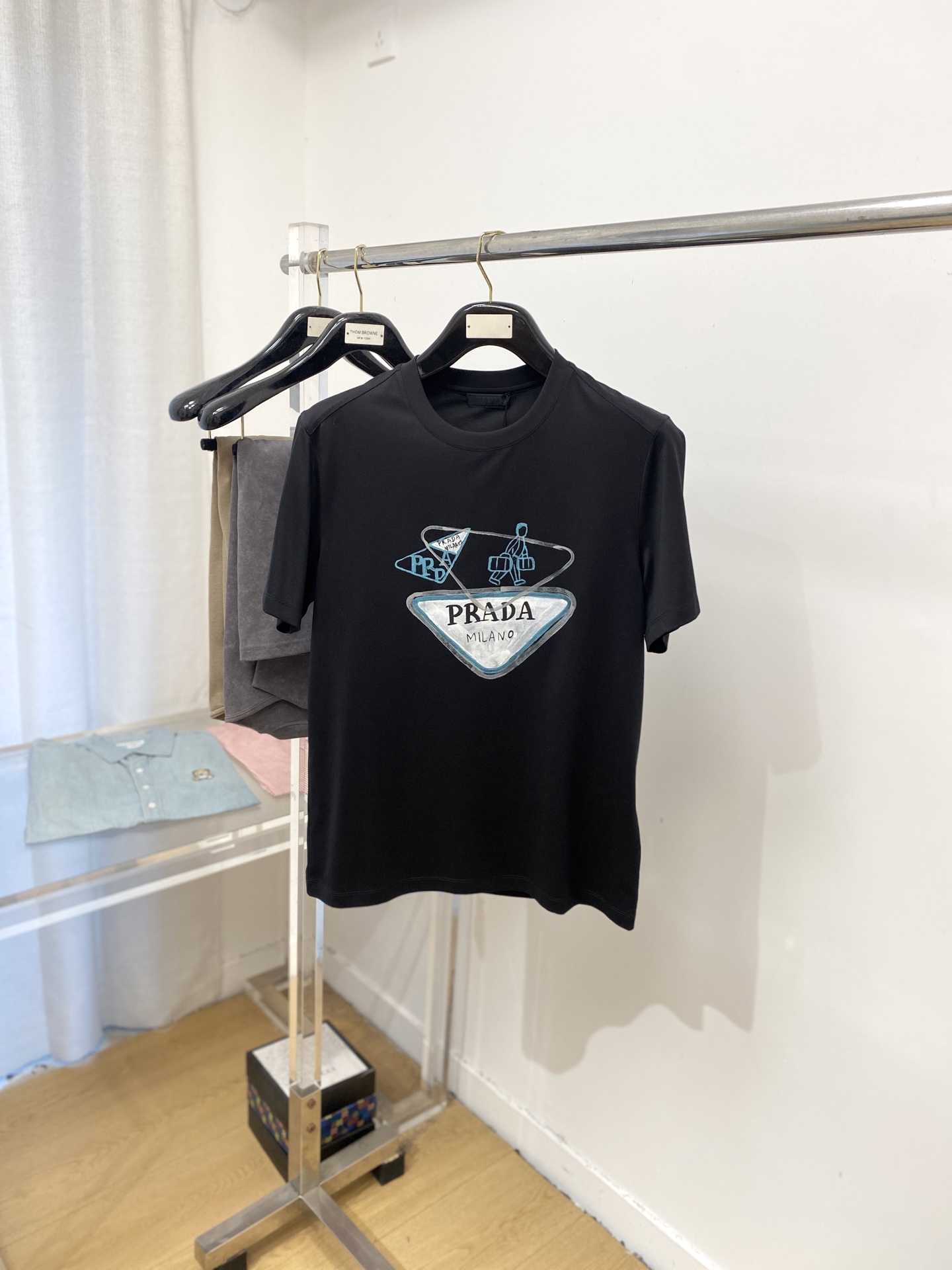 NO:495049,Prada, the latest short-sleeved T-shirt, handsome and fashionable, top printed letter pattern logo on the chest, simple and versatile. The fabric cotton is not only crisp, maintains the trendy silhouette, but also comfortable to wear, and the yarn is more delicate, the number M-3XL, prada, T-shirt,tees, t-shirt,alexander wang19860909普拉达、最新款短袖T恤,帅气时尚,胸前顶级印花字母图案logo,简约百搭款.面料棉 不仅挺括,保持潮流的廓形,又穿着舒适,纱织更细腻,码数M-3XL,,prada,T-shirt,tees，t-shirt,alexander wang,Men's clothing