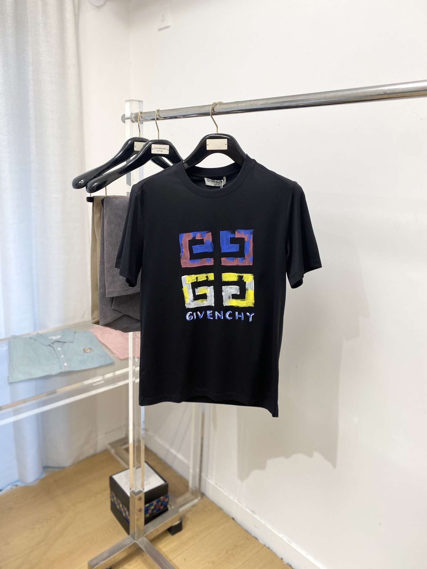 NO:495054,Givenchy, the latest short-sleeved T-shirt, handsome and fashionable, top printed letter pattern logo on the chest, simple and versatile. The fabric cotton is not only crisp, maintains the trendy silhouette, but also comfortable to wear, and the yarn is more delicate, the number M-3XL, given, T-shirt, tees, t-shirt, alexander wang19860909纪梵希、最新款短袖T恤,帅气时尚,胸前顶级印花字母图案logo,简约百搭款.面料棉 不仅挺括,保持潮流的廓形,又穿着舒适,纱织更细腻,码数M-3XL,,givenchy,T-shirt,tees，t-shirt,alexander wang,Men's clothing