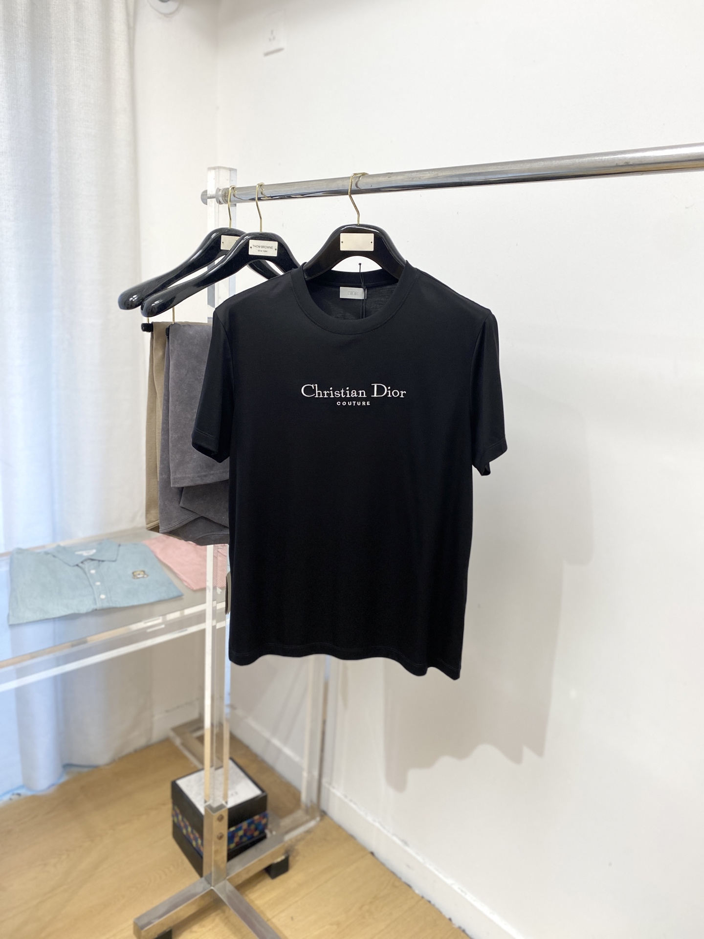 NO:495060,Dior, the latest short-sleeved T-shirt, handsome and fashionable, exquisite embroidered letter logo on the chest, simple and versatile style. The fabric cotton is not only crisp, maintains the trendy silhouette, but also comfortable to wear, and the yarn is more delicate, the number M-3XL, dior, T-shirt, tees, t-shirt, alexander wang19860909迪奥、最新款短袖T恤,帅气时尚,胸前精致刺绣字母logo,简约百搭款.面料棉 不仅挺括,保持潮流的廓形,又穿着舒适,纱织更细腻,码数M-3XL,,dior,T-shirt,tees，t-shirt,alexander wang,Men's clothing