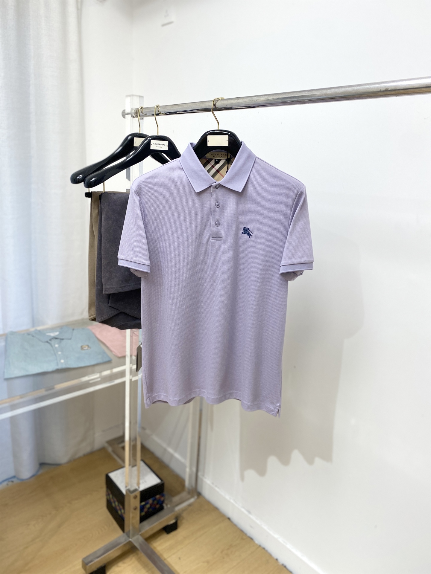 NO:495073,Burberry, the latest short-sleeved T-shirt, handsome and fashionable, exquisite embroidered pattern logo on the chest, simple and versatile style. Fabric cotton is not only crisp, maintains a fashionable silhouette, but also comfortable to wear, and the yarn is more delicate, the number M-3XL, burberry, T-shirt, tees, t-shirt, alexander wang19860909巴宝莉、最新款短袖T恤,帅气时尚,胸前精致刺绣图案logo,简约百搭款.面料棉 不仅挺括,保持潮流的廓形,又穿着舒适,纱织更细腻,码数M-3XL,,burberry,T-shirt,tees，t-shirt,alexander wang,Men's clothing