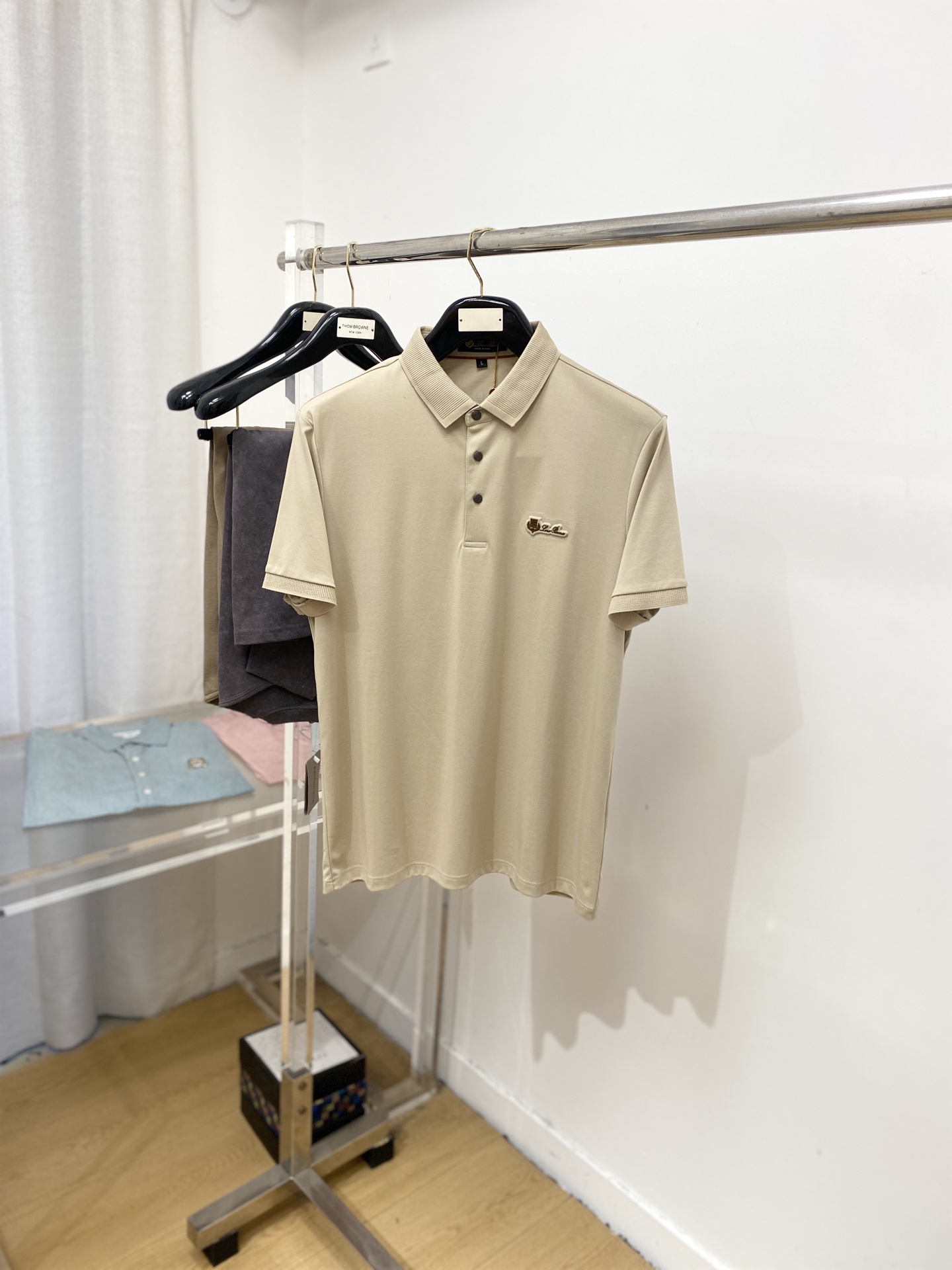 NO:495085,LP, the latest short-sleeved T-shirt, handsome and fashionable, top-grade concave and embossed glue pattern letter logo on the chest, simple and versatile style. Fabric cotton is not only crisp, maintains a fashionable silhouette, but also comfortable to wear, and the yarn is more delicate, the number M-3XL, loro piana, T-shirt, tees, t-shirt, alexander wang19860909LP、最新款短袖T恤,帅气时尚,胸前顶级凹凸印胶图案字母logo,简约百搭款.面料棉 不仅挺括,保持潮流的廓形,又穿着舒适,纱织更细腻,码数M-3XL,,loro piana,T-shirt,tees，t-shirt,alexander wang,Men's clothing