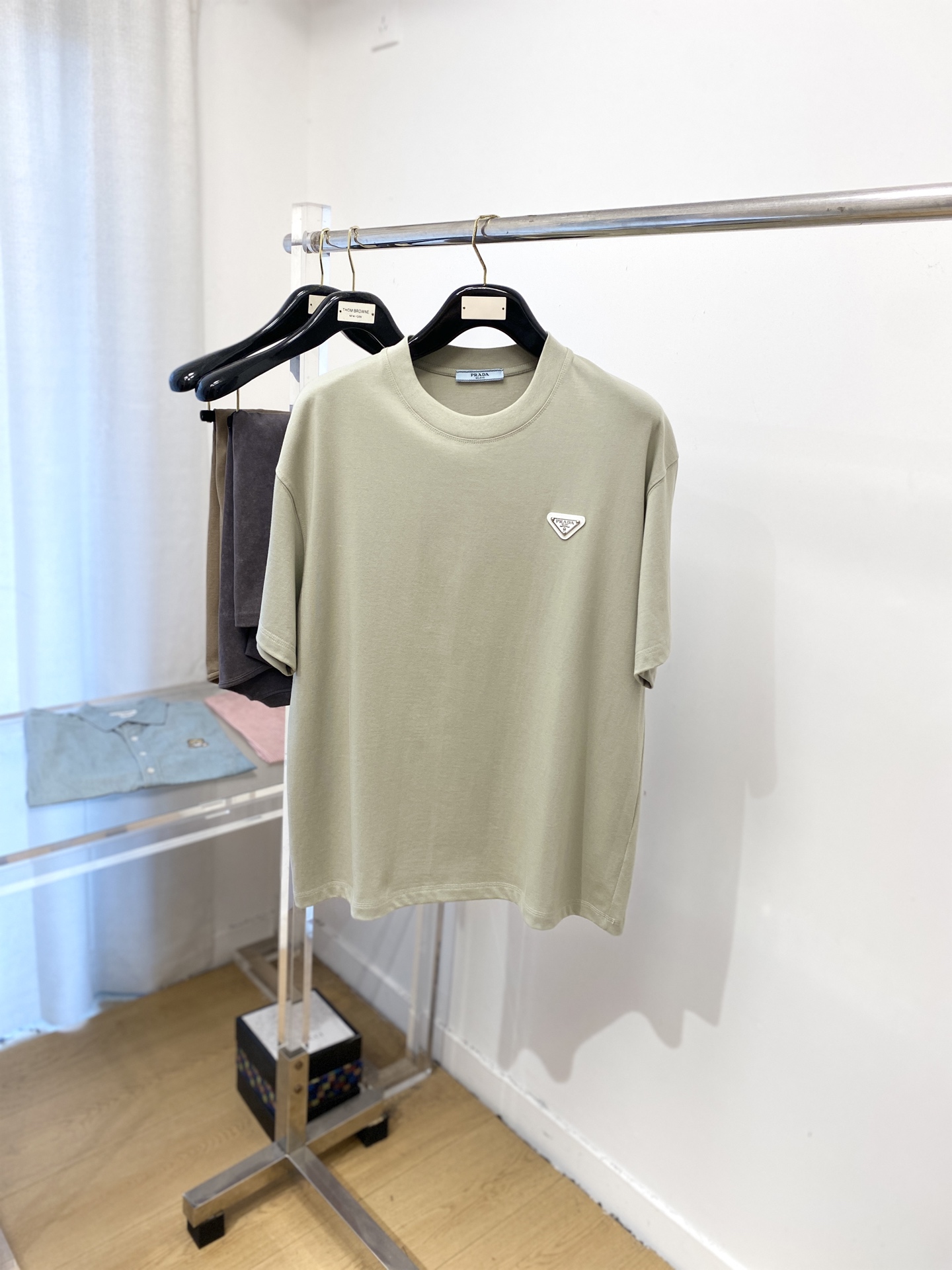 NO:522630,Prada, the latest short-sleeved T-shirt in 2025, handsome and fashionable, chest hardware decorative triangle logo, simple and versatile style. Fabric cotton is not only crisp, maintains a fashionable silhouette, but also comfortable to wear, and the yarn is more delicate, S-XXL, prada, T-shirt, tees, t-shirt, alexander wang19860909普拉达、2025最新款短袖T恤,帅气时尚,胸前五金装饰三角标logo,简约百搭款.面料棉 不仅挺括,保持潮流的廓形,又穿着舒适,纱织更细腻,码数S-XXL,,prada,T-shirt,tees，t-shirt,alexander wang,Men's clothing