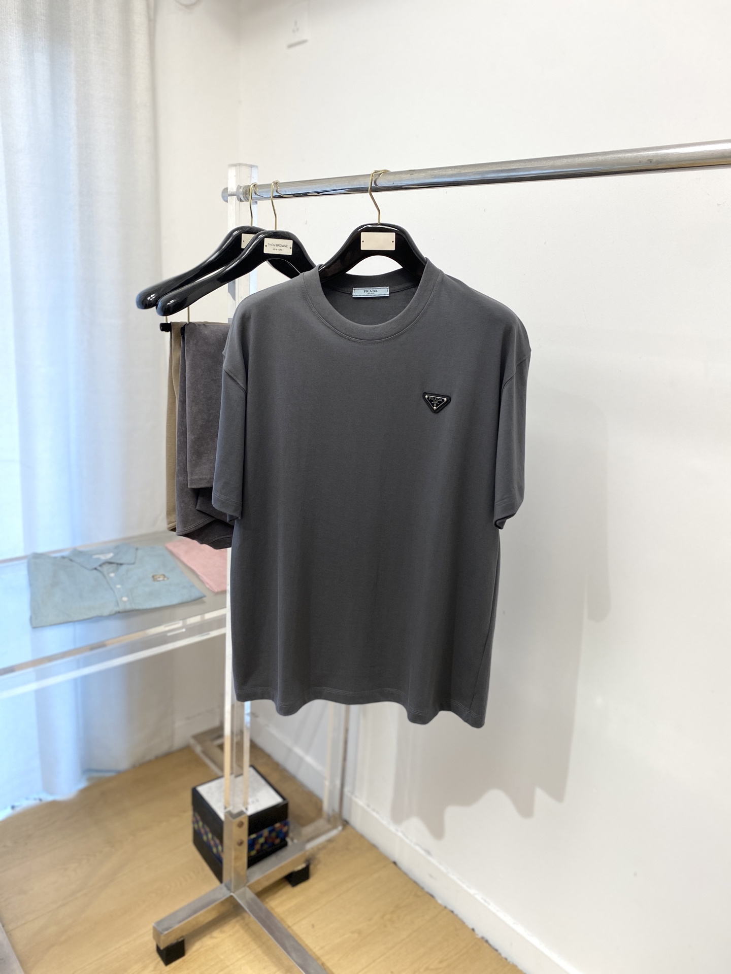 NO:522632,Prada, the latest short-sleeved T-shirt in 2025, handsome and fashionable, chest hardware decorative triangle logo, simple and versatile style. Fabric cotton is not only crisp, maintains a fashionable silhouette, but also comfortable to wear, and the yarn is more delicate, S-2XL, prada, T-shirt, tees, t-shirt, alexander wang19860909普拉达、2025最新款短袖T恤,帅气时尚,胸前五金装饰三角标logo,简约百搭款.面料棉 不仅挺括,保持潮流的廓形,又穿着舒适,纱织更细腻,码数S-2XL,,prada,T-shirt,tees，t-shirt,alexander wang,Men's clothing