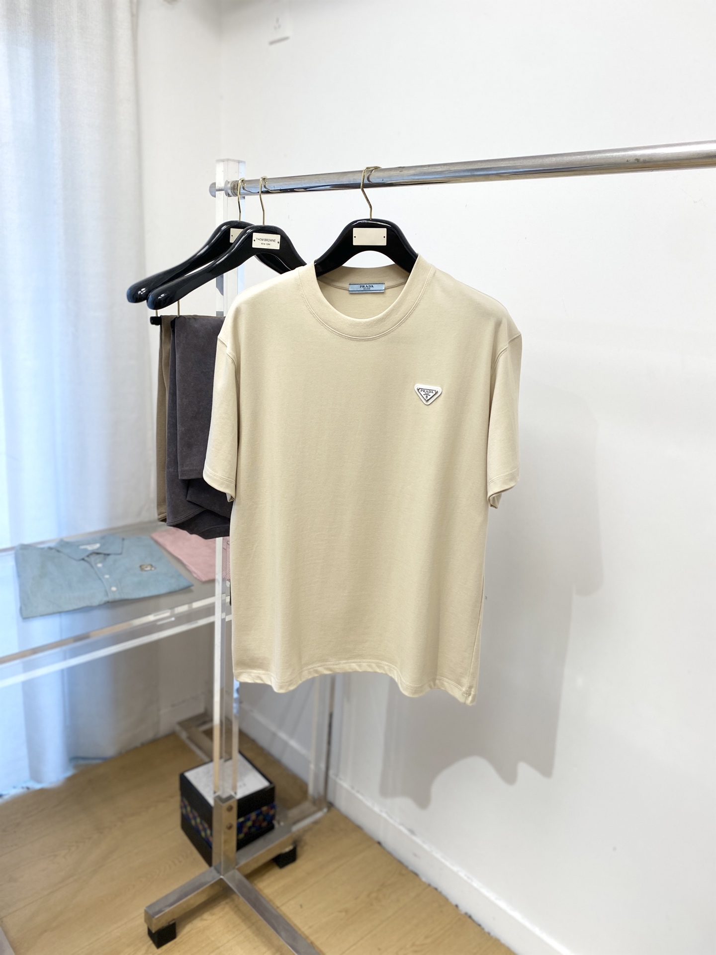 NO:522634,Prada, the latest short-sleeved T-shirt in 2025, handsome and fashionable, chest hardware decorative triangle logo, simple and versatile style. Fabric cotton is not only crisp, maintains a fashionable silhouette, but also comfortable to wear, and the yarn is more delicate, S-XXL, prada, T-shirt, tees, t-shirt, alexander wang19860909普拉达、2025最新款短袖T恤,帅气时尚,胸前五金装饰三角标logo,简约百搭款.面料棉 不仅挺括,保持潮流的廓形,又穿着舒适,纱织更细腻,码数S-XXL,,prada,T-shirt,tees，t-shirt,alexander wang,Men's clothing
