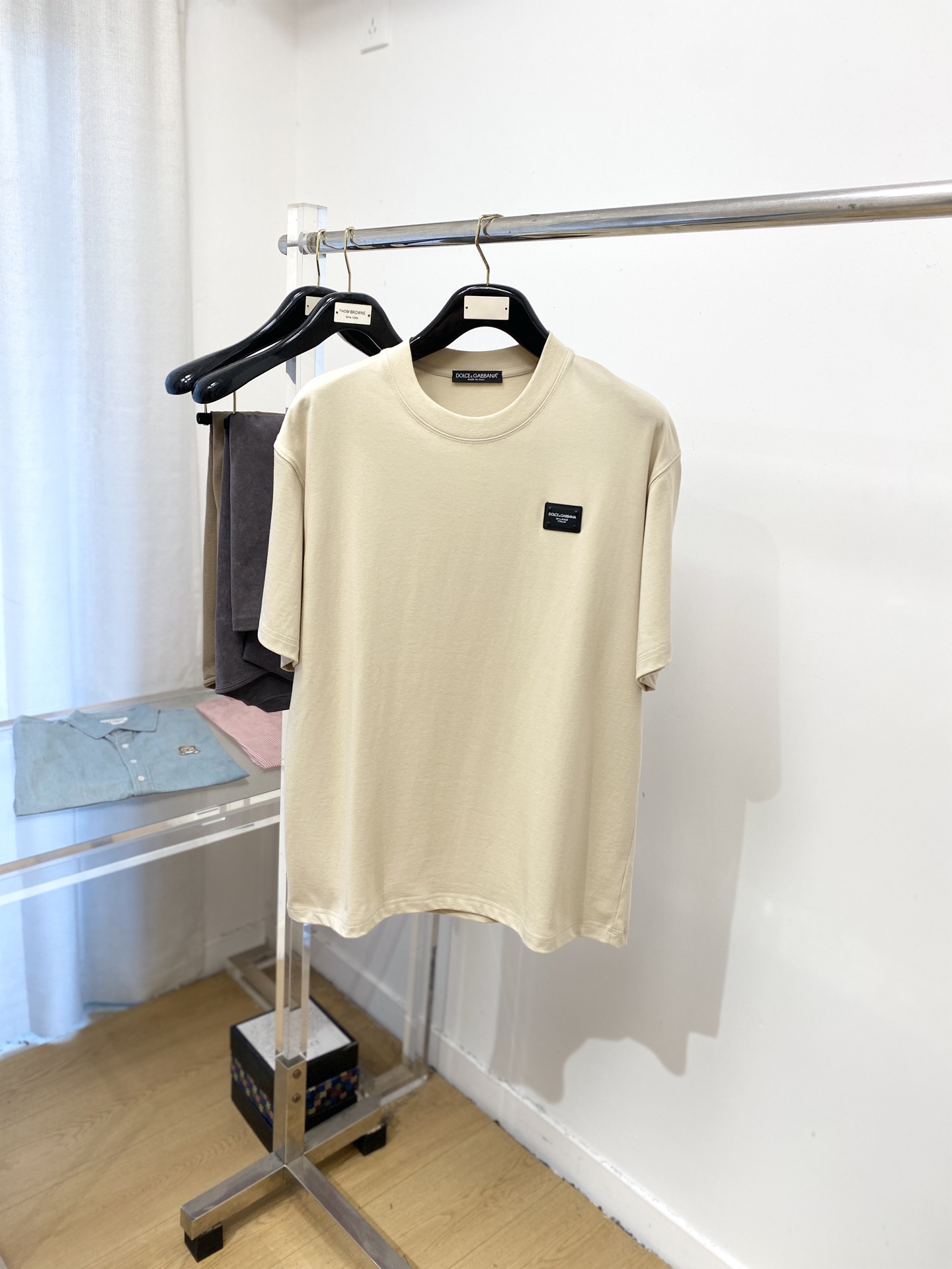 NO:522636,DG, the latest short-sleeved T-shirt in 2025, handsome and fashionable, hardware decorative letter logo on the chest, simple and versatile style. The fabric cotton is not only crisp, maintains the trendy silhouette, but also comfortable to wear, and the yarn is more delicate, S-XXL, T-shirt,tees, t-shirt,alexander wang19860909DG、2025最新款短袖T恤,帅气时尚,胸前五金装饰字母logo,简约百搭款.面料棉 不仅挺括,保持潮流的廓形,又穿着舒适,纱织更细腻,码数S-XXL,,T-shirt,tees，t-shirt,alexander wang,Men's clothing