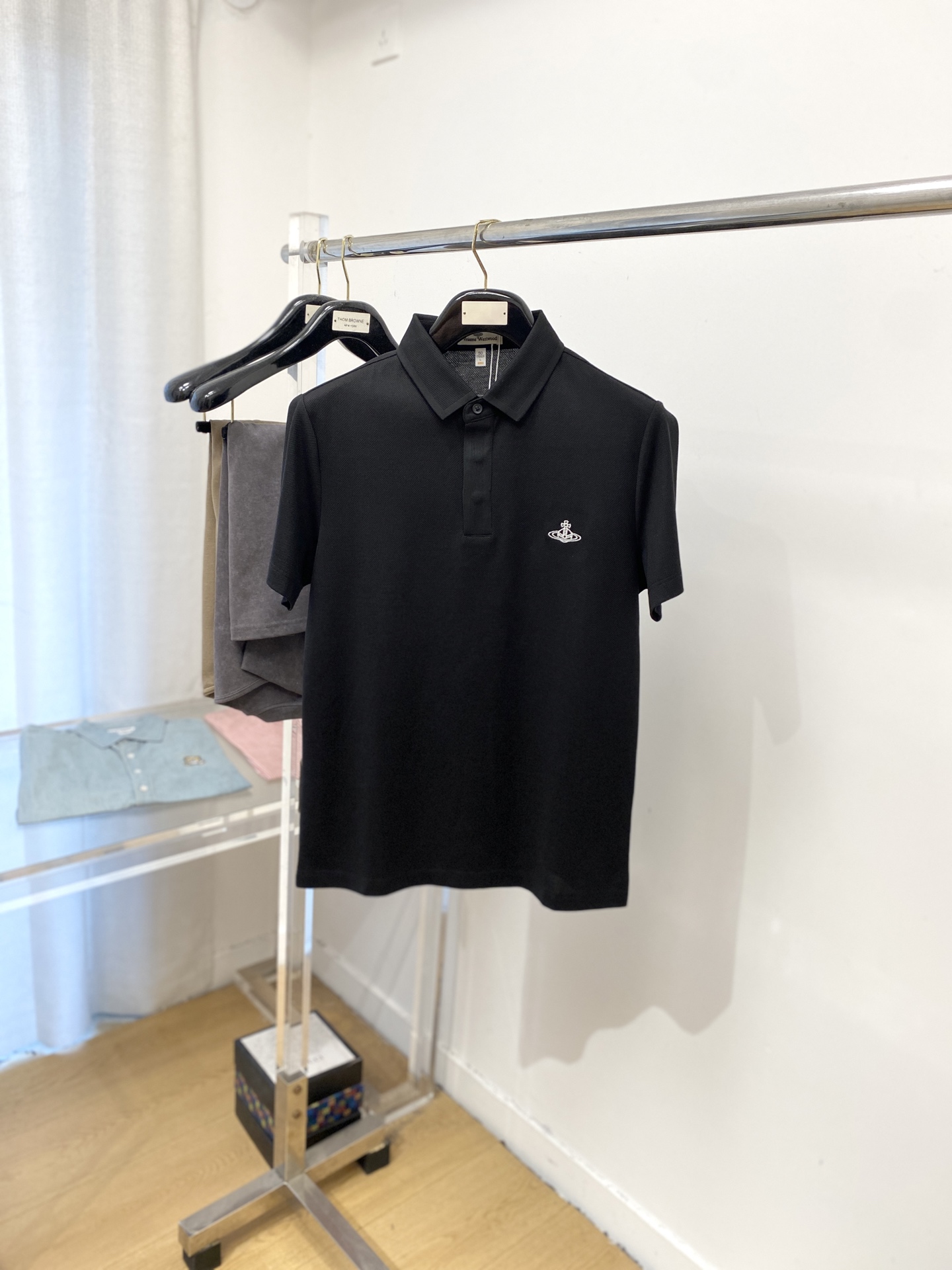 “Vivian 2025 Short-Sleeve T-Shirt: Handsome Fashion with Cum-Sembling Pattern Logo, Cotton Fabric, Sizes M-3XL”