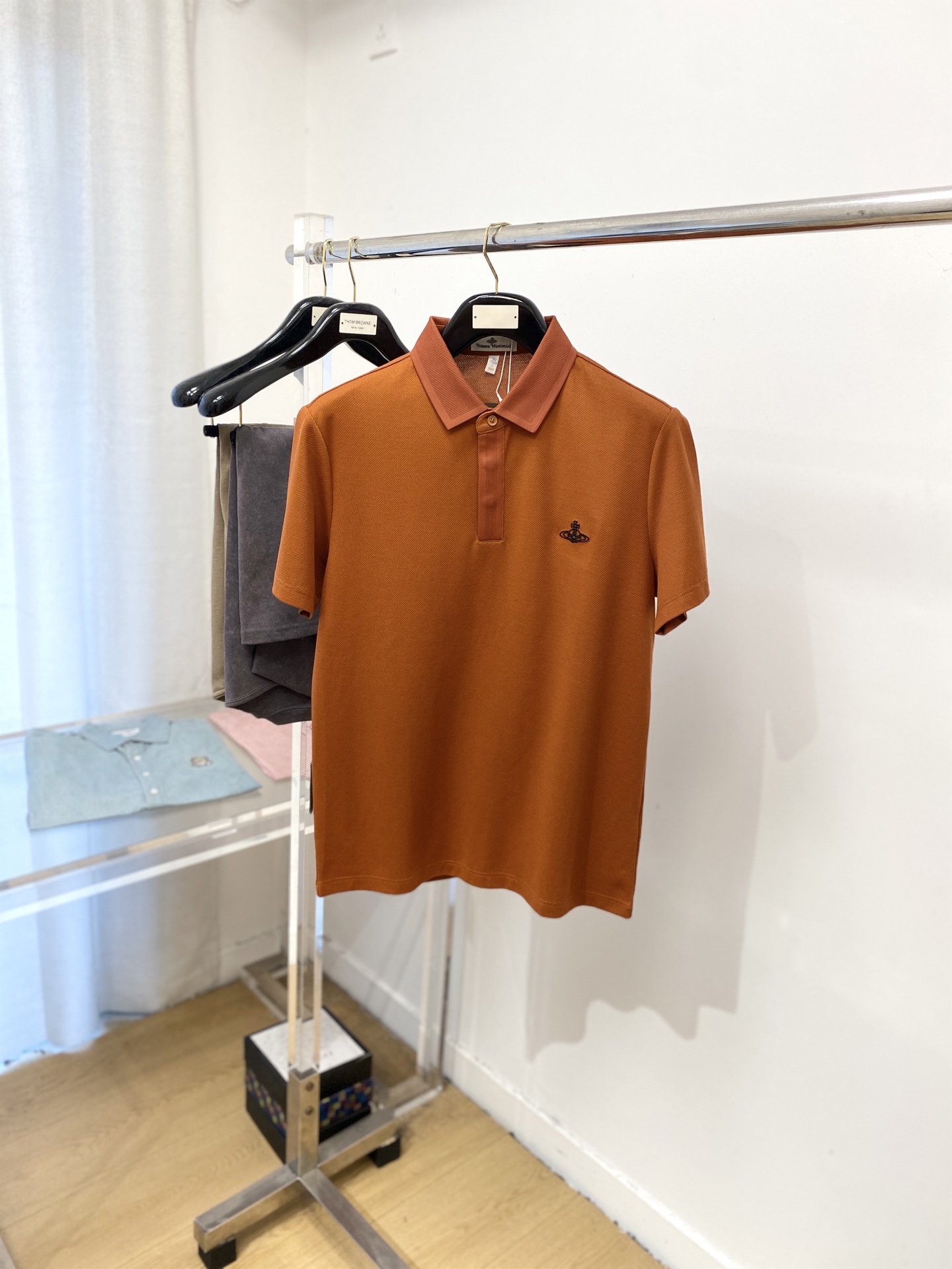 Title: Vivian 2025 Short-Sleeve T-Shirt Review: Handsome Fashion with Cum-Sembling Logo, Cotton Fabric, Comfortable Fit, M-3XL, P600. - 图片 1