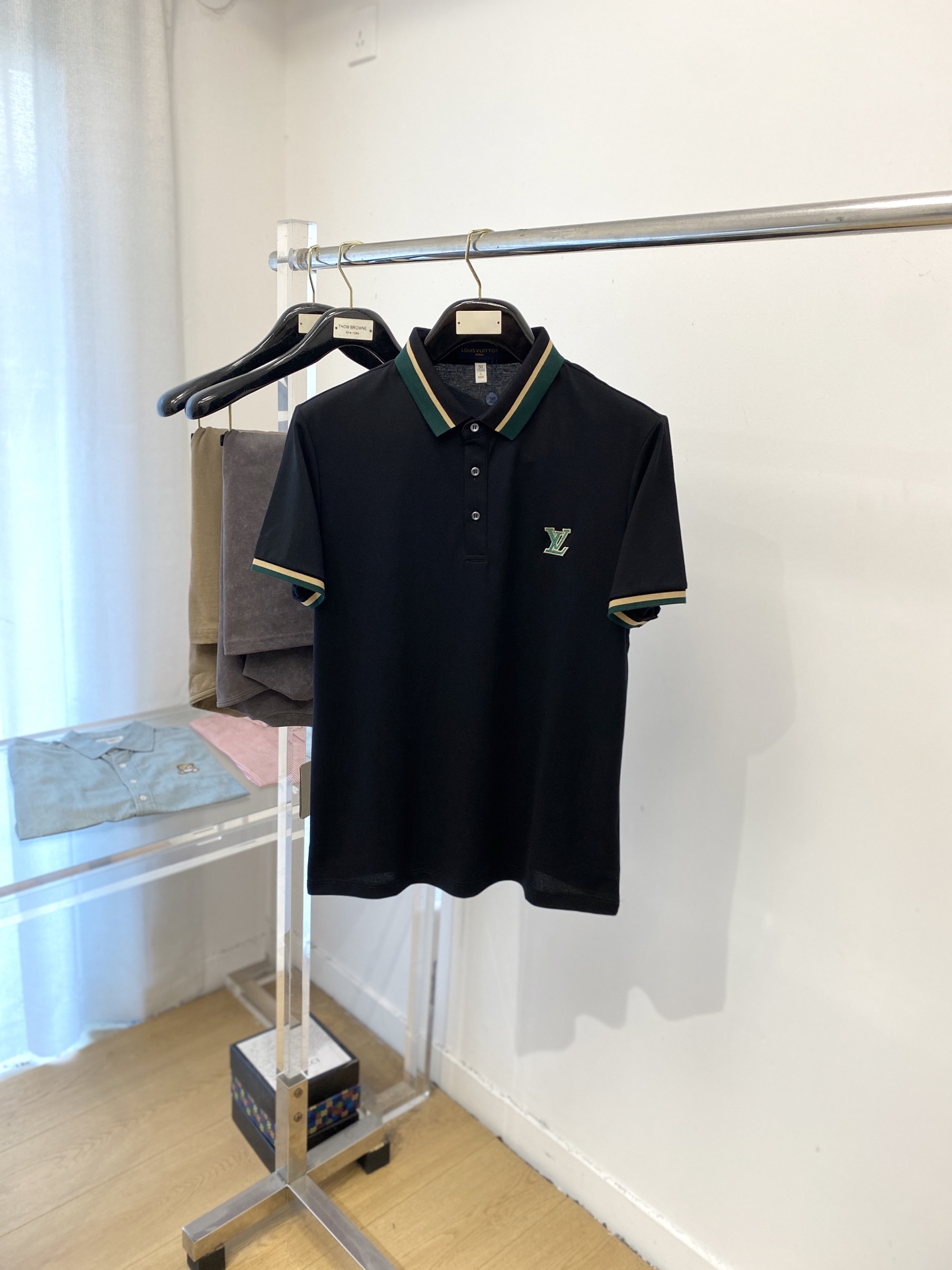 NO:499674,Louis Vuitton, the latest short-sleeved T-shirt in 2025, handsome and fashionable, exquisite embroidered letter logo on the chest, simple and versatile style. The fabric cotton is not only crisp, maintains the trendy silhouette, and is also comfortable to wear, and the yarn is more delicate, the number M-3XL, louis vuitton, T-shirt, tees, t-shirt, alexander wang19860909路易威登、2025最新款短袖T恤,帅气时尚,胸前精致刺绣字母logo,简约百搭款.面料棉 不仅挺括,保持潮流的廓形,又穿着舒适,纱织更细腻,码数M-3XL,,louis vuitton,T-shirt,tees，t-shirt,alexander wang,Men's clothing