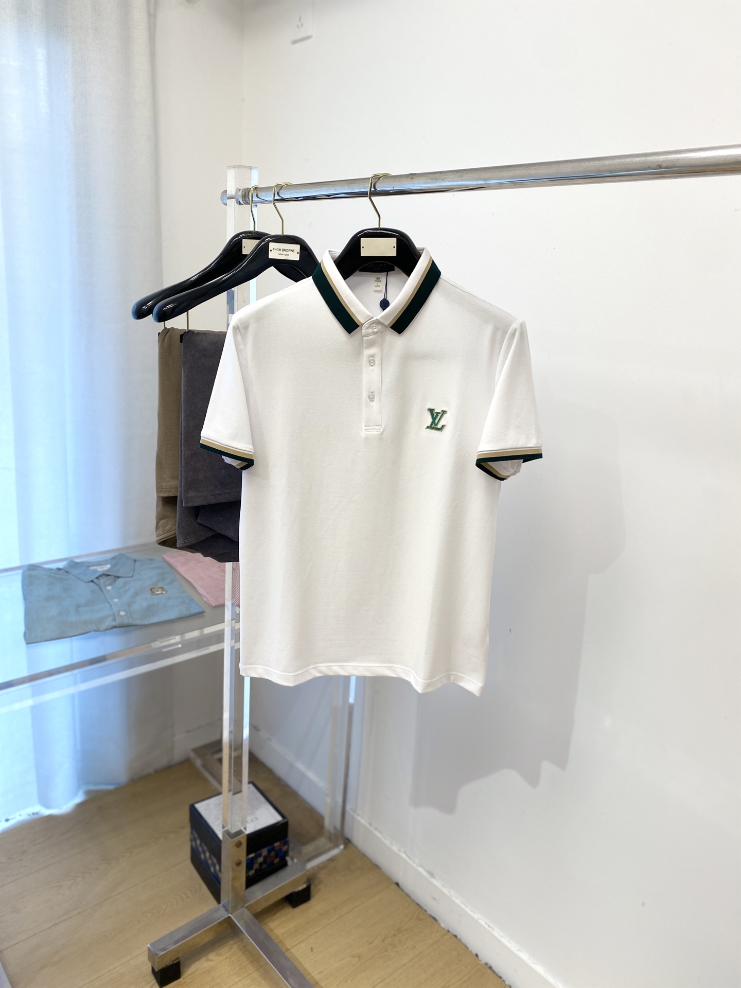 NO:499664,Louis Vuitton, the latest short-sleeved T-shirt in 2025, handsome and fashionable, exquisite embroidered letter logo on the chest, simple and versatile style. The fabric cotton is not only crisp, maintains the trendy silhouette, and is also comfortable to wear, and the yarn is more delicate, the number M-3XL, louis vuitton, T-shirt, tees, t-shirt, alexander wang19860909路易威登、2025最新款短袖T恤,帅气时尚,胸前精致刺绣字母logo,简约百搭款.面料棉 不仅挺括,保持潮流的廓形,又穿着舒适,纱织更细腻,码数M-3XL,,louis vuitton,T-shirt,tees，t-shirt,alexander wang,Men's clothing