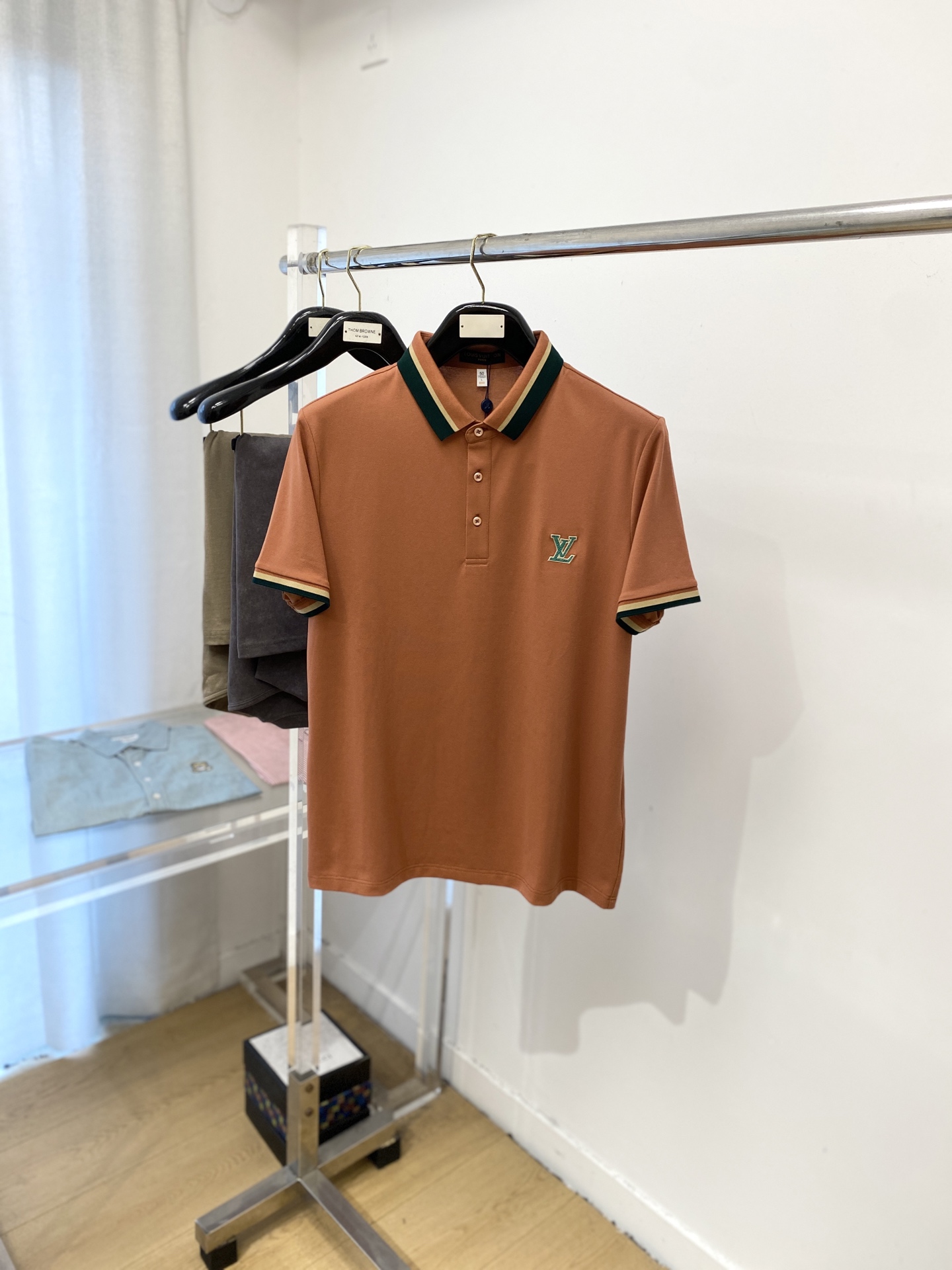 NO:499686,Louis Vuitton, the latest short-sleeved T-shirt in 2025, handsome and fashionable, exquisite embroidered letter logo on the chest, simple and versatile style. The fabric cotton is not only crisp, maintains the trendy silhouette, and is also comfortable to wear, and the yarn is more delicate, the number M-3XL, louis vuitton, T-shirt, tees, t-shirt, alexander wang19860909路易威登、2025最新款短袖T恤,帅气时尚,胸前精致刺绣字母logo,简约百搭款.面料棉 不仅挺括,保持潮流的廓形,又穿着舒适,纱织更细腻,码数M-3XL,,louis vuitton,T-shirt,tees，t-shirt,alexander wang,Men's clothing