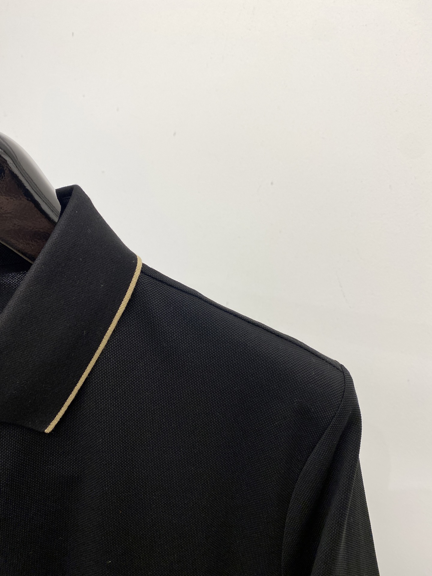 YSL 圣罗兰、2025最新款短袖T恤，帅气时尚，胸前精致刺绣字母logo，简约百搭款。面料棉 不仅挺括