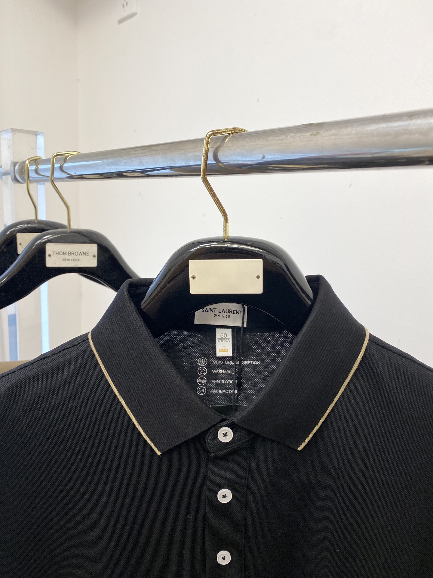 YSL 圣罗兰、2025最新款短袖T恤，帅气时尚，胸前精致刺绣字母logo，简约百搭款。面料棉 不仅挺括