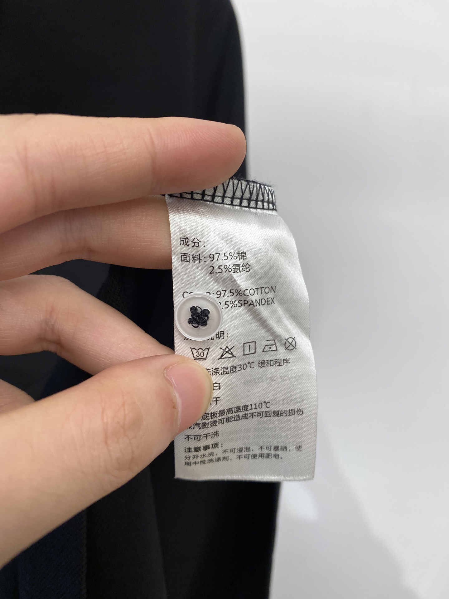 YSL 圣罗兰、2025最新款短袖T恤，帅气时尚，胸前精致刺绣字母logo，简约百搭款。面料棉 不仅挺括