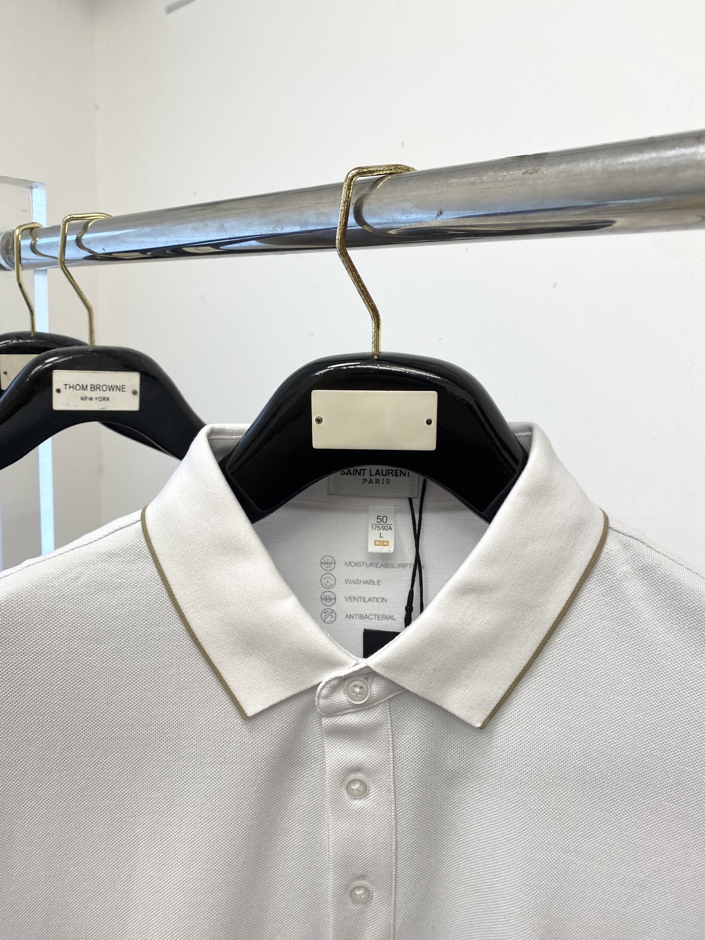 YSL 圣罗兰、2025最新款短袖T恤，帅气时尚，胸前精致刺绣字母logo，简约百搭款。面料棉 不仅挺括