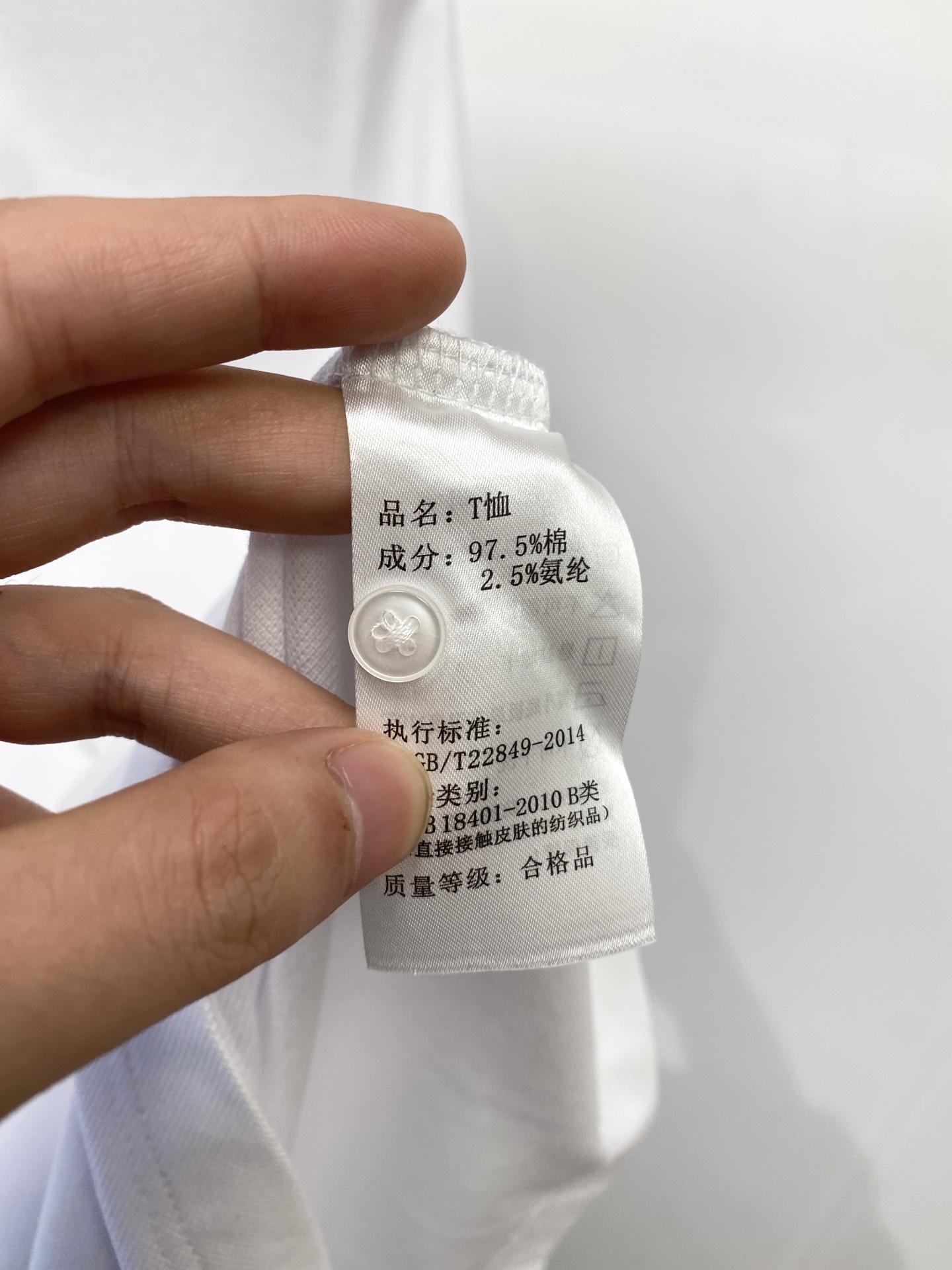 YSL 圣罗兰、2025最新款短袖T恤，帅气时尚，胸前精致刺绣字母logo，简约百搭款。面料棉 不仅挺括