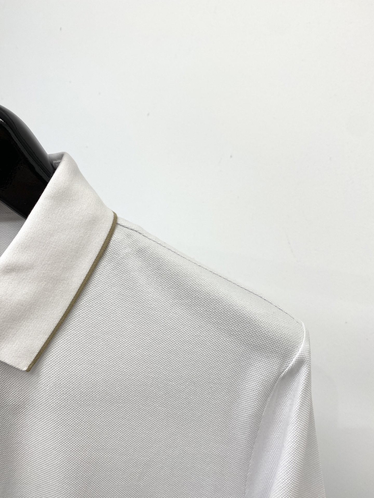 YSL 圣罗兰、2025最新款短袖T恤，帅气时尚，胸前精致刺绣字母logo，简约百搭款。面料棉 不仅挺括