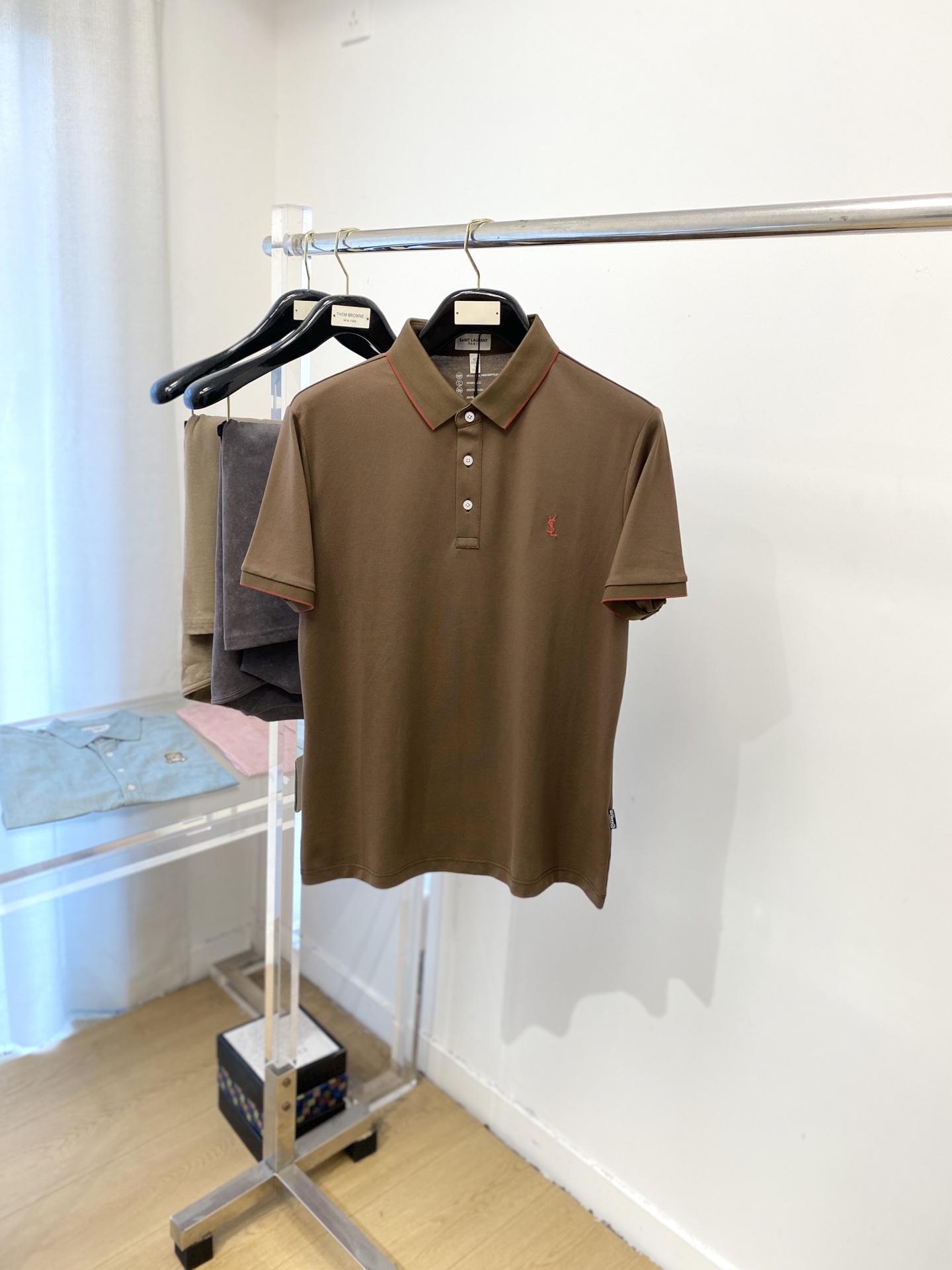 NO:499690,YSL Saint Laurent, the latest short-sleeved T-shirt in 2025, handsome and fashionable, exquisite embroidered letter logo on the chest, simple and versatile style. The fabric cotton is not only crisp, maintains the trendy silhouette, but also comfortable to wear, and the yarn is more delicate, the number M-3XL, saint laurent, saint laurent, T-shirt, tees, t-shirt, alexander wang19860909YSL 圣罗兰、2025最新款短袖T恤,帅气时尚,胸前精致刺绣字母logo,简约百搭款.面料棉 不仅挺括,保持潮流的廓形,又穿着舒适,纱织更细腻,码数M-3XL,,saint laurent,saint laurent,T-shirt,tees，t-shirt,alexander wang,Men's clothing