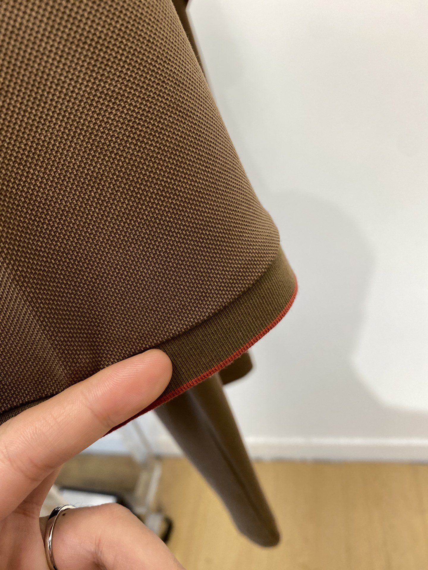 YSL 圣罗兰、2025最新款短袖T恤，帅气时尚，胸前精致刺绣字母logo，简约百搭款。面料棉 不仅挺括