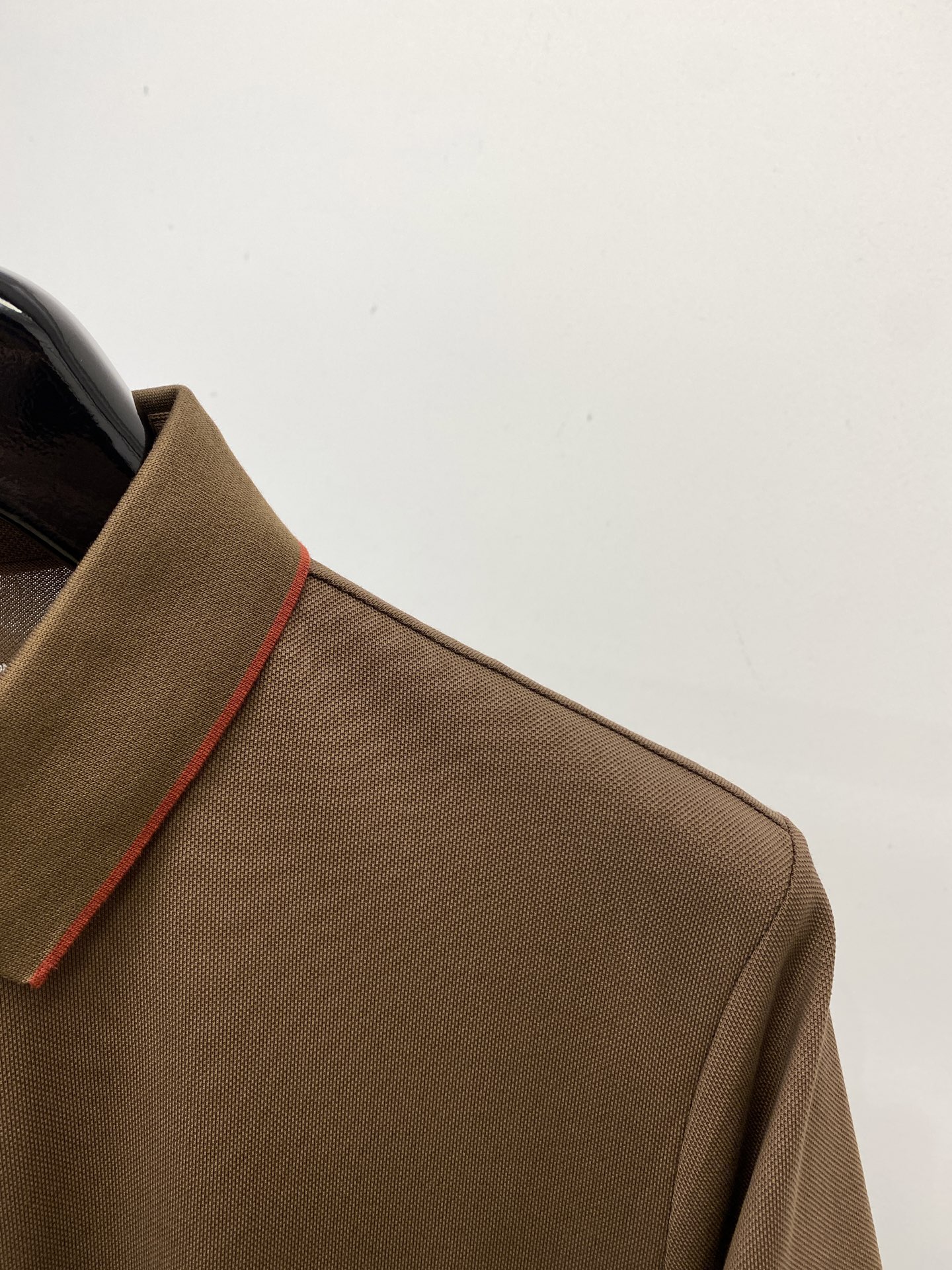 YSL 圣罗兰、2025最新款短袖T恤，帅气时尚，胸前精致刺绣字母logo，简约百搭款。面料棉 不仅挺括