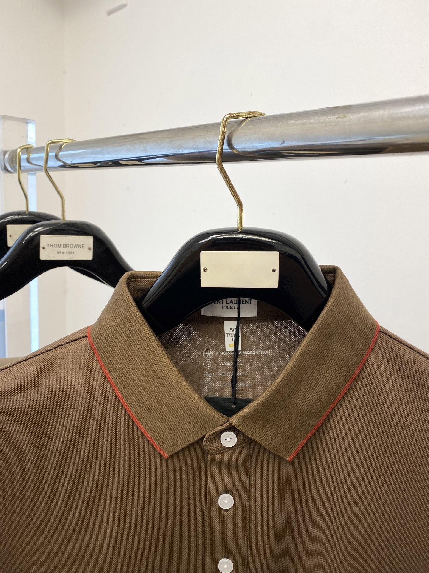 YSL 圣罗兰、2025最新款短袖T恤，帅气时尚，胸前精致刺绣字母logo，简约百搭款。面料棉 不仅挺括