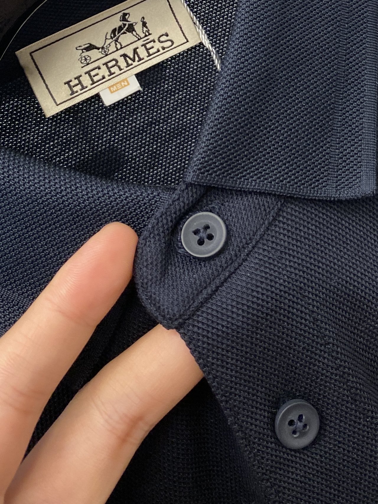 爱马仕、2025最新款短袖T恤，帅气时尚，胸前精致刺绣图案字母logo，简约百搭款。面料棉 不仅挺括，保