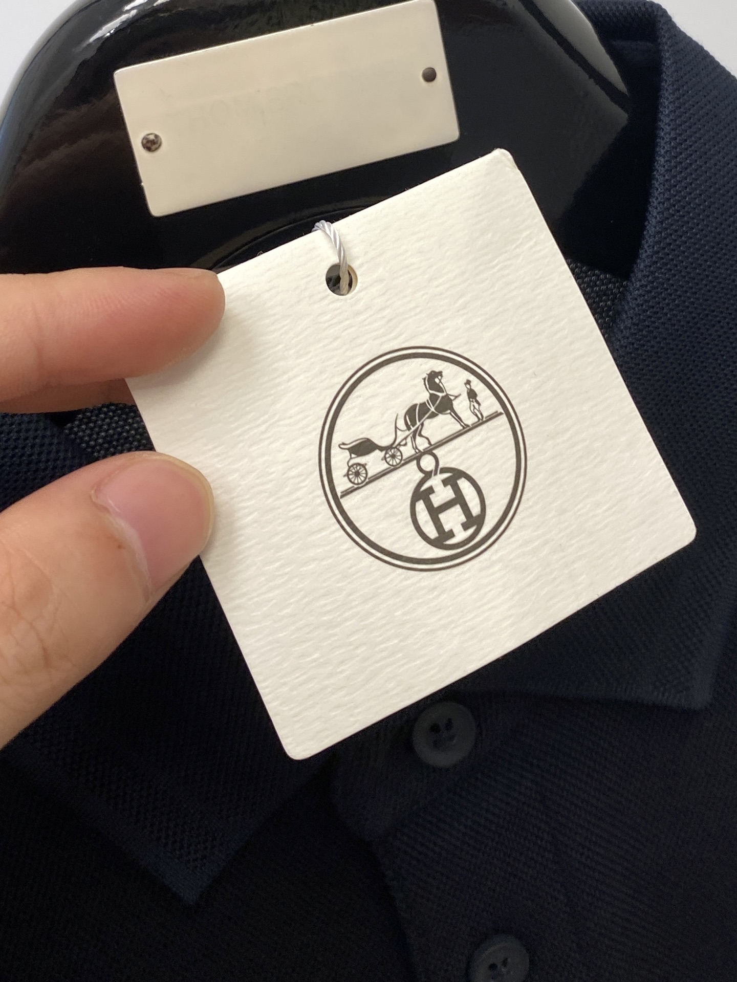 爱马仕、2025最新款短袖T恤，帅气时尚，胸前精致刺绣图案字母logo，简约百搭款。面料棉 不仅挺括，保