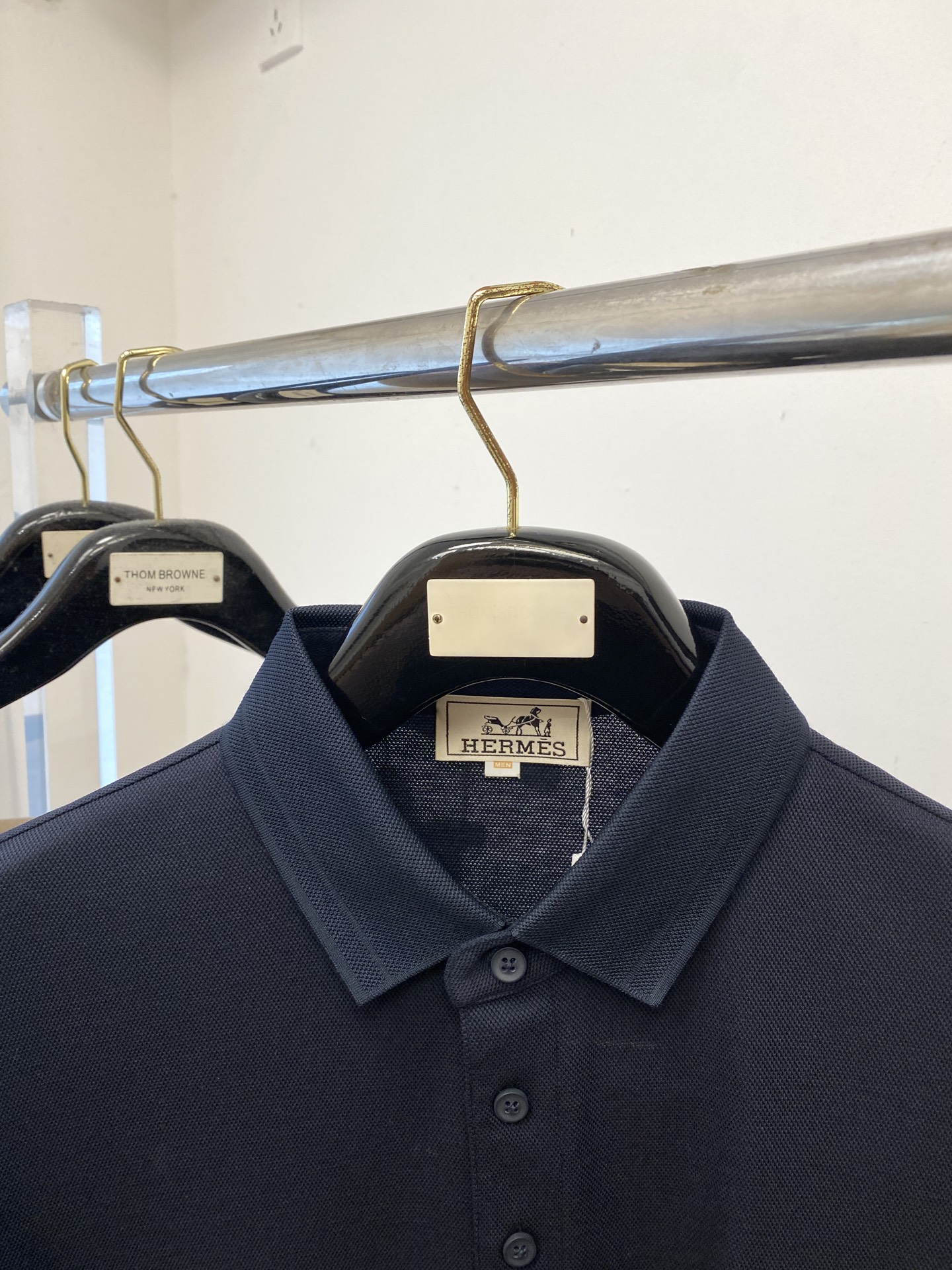 爱马仕、2025最新款短袖T恤，帅气时尚，胸前精致刺绣图案字母logo，简约百搭款。面料棉 不仅挺括，保