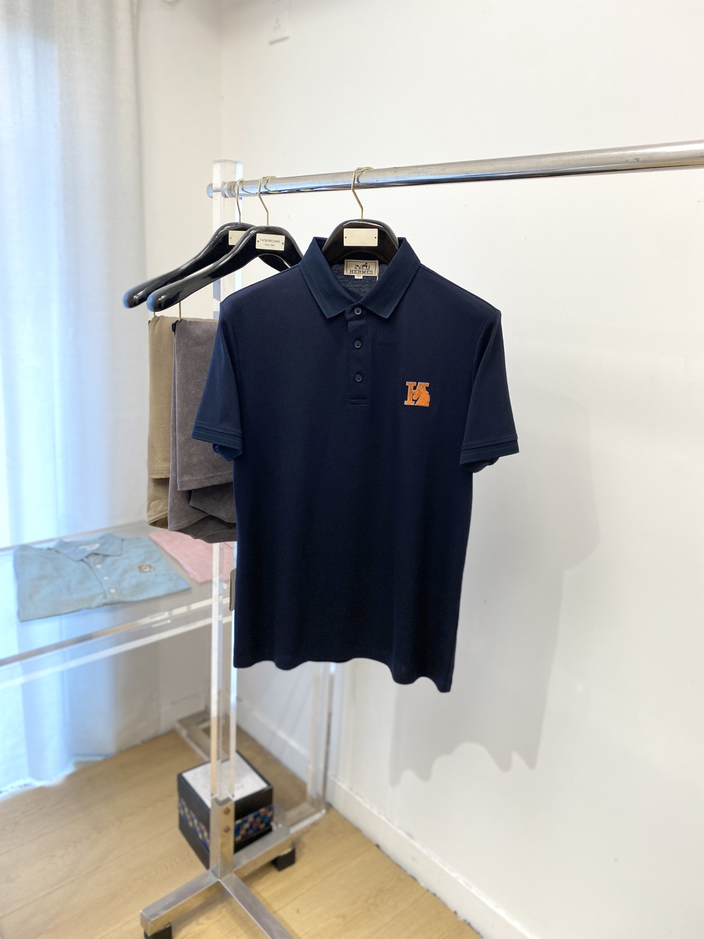 爱马仕、2025最新款短袖T恤，帅气时尚，胸前精致刺绣图案字母logo，简约百搭款。面料棉 不仅挺括，保