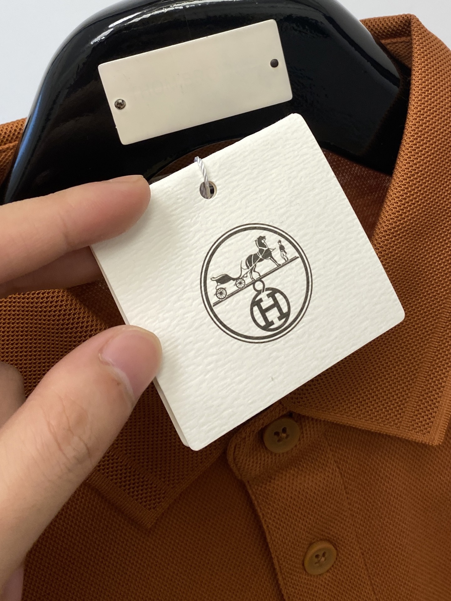 爱马仕、2025最新款短袖T恤，帅气时尚，胸前精致刺绣图案字母logo，简约百搭款。面料棉 不仅挺括，保