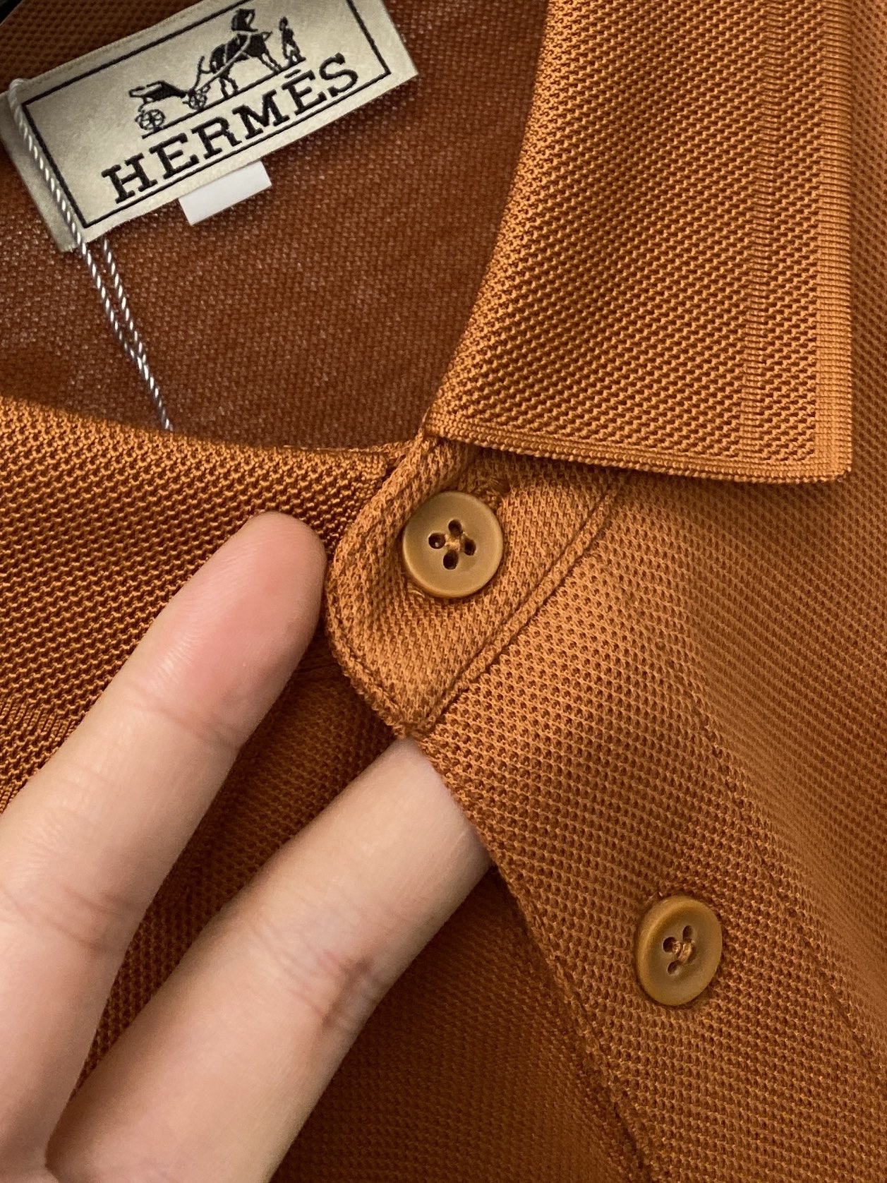 爱马仕、2025最新款短袖T恤，帅气时尚，胸前精致刺绣图案字母logo，简约百搭款。面料棉 不仅挺括，保