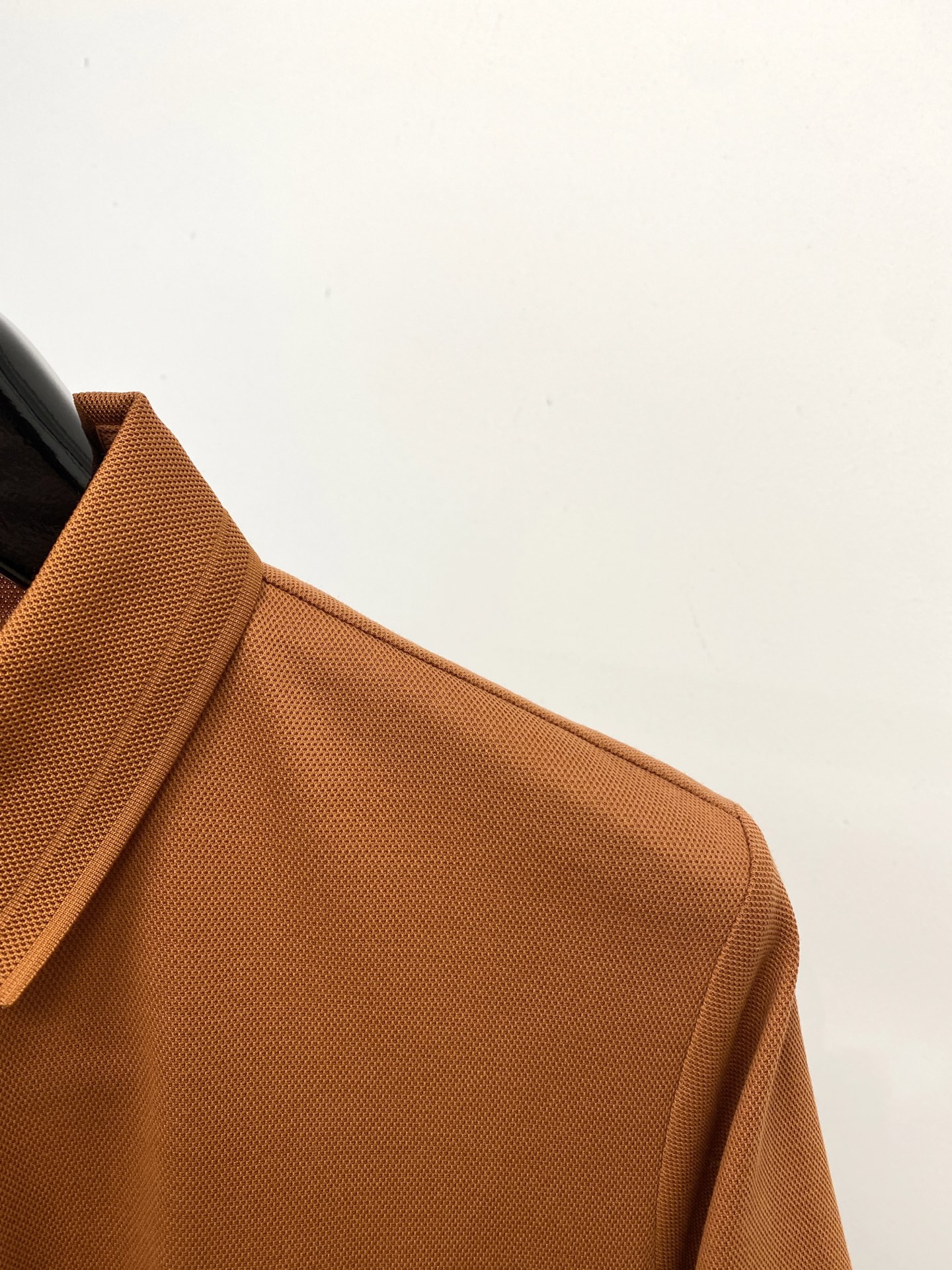 爱马仕、2025最新款短袖T恤，帅气时尚，胸前精致刺绣图案字母logo，简约百搭款。面料棉 不仅挺括，保