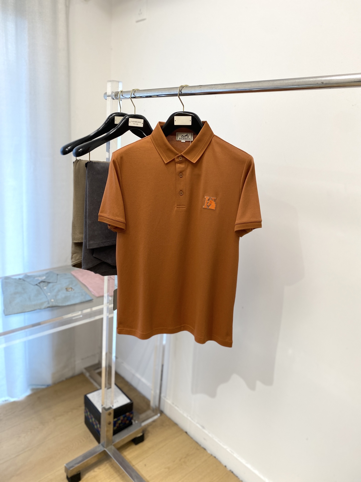 NO:499694,Hermes, the latest short-sleeved T-shirt in 2025, handsome and fashionable, exquisite embroidered pattern letter logo on the chest, simple and versatile style. The fabric cotton is not only crisp, maintains the trendy silhouette, but also comfortable to wear, and the yarn is more delicate, the number M-3XL, hermes, T-shirt,tees, t-shirt,alexander wang19860909爱马仕、2025最新款短袖T恤,帅气时尚,胸前精致刺绣图案字母logo,简约百搭款.面料棉 不仅挺括,保持潮流的廓形,又穿着舒适,纱织更细腻,码数M-3XL,,hermes,T-shirt,tees，t-shirt,alexander wang,Men's clothing